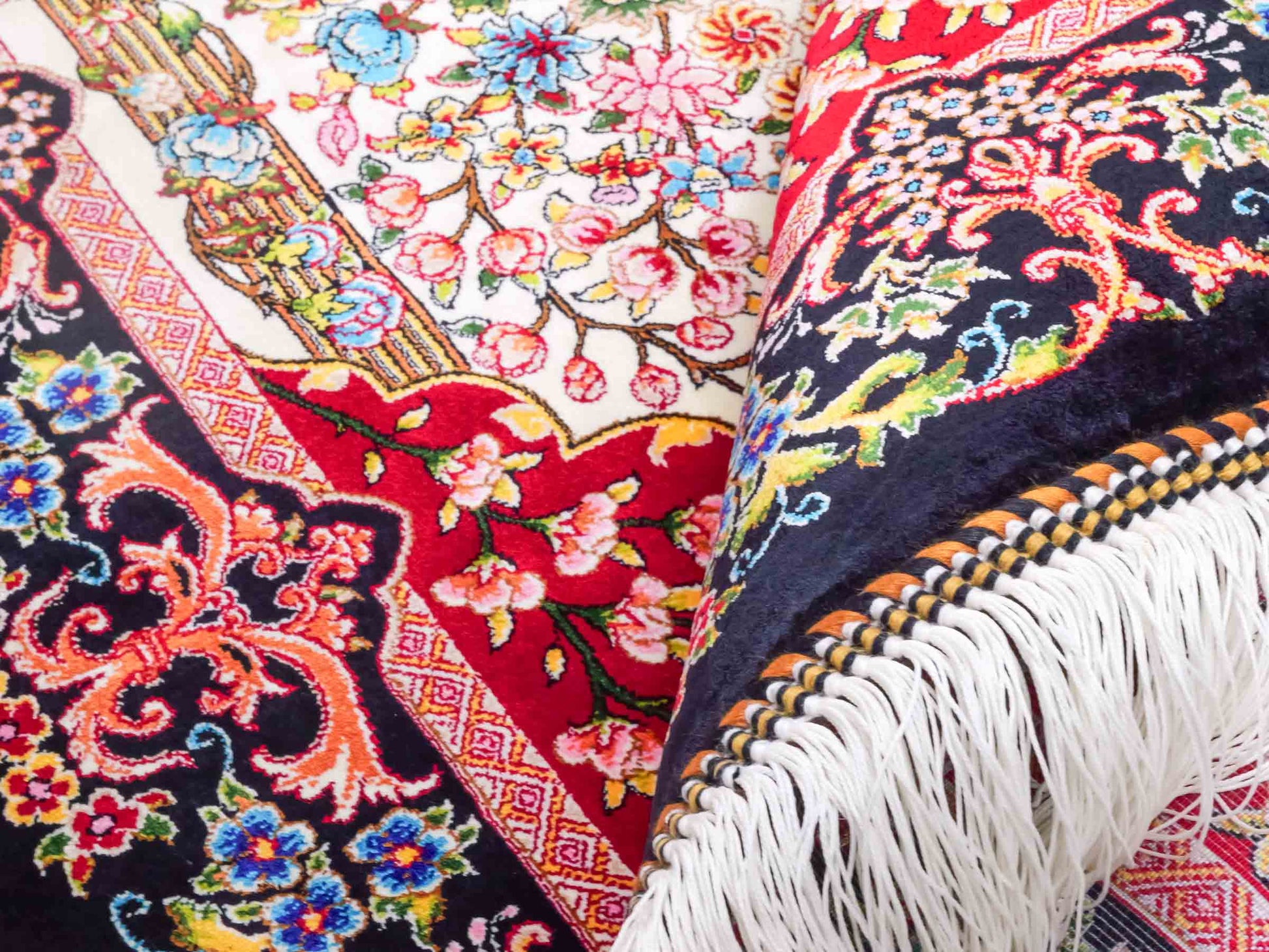 Ghom Maschinenteppich "Gushtasp" 90 x 60 cm aus pflanzlicher Seide (Viskose). Wandteppich mit Bildmotiv, Cremeweiß-Schwarz. Teppichnummer: V43CR054H. Persian Luxury Collection by Khademi. Made in Iran / Persia – Vertrieb durch JUPITER Intl.