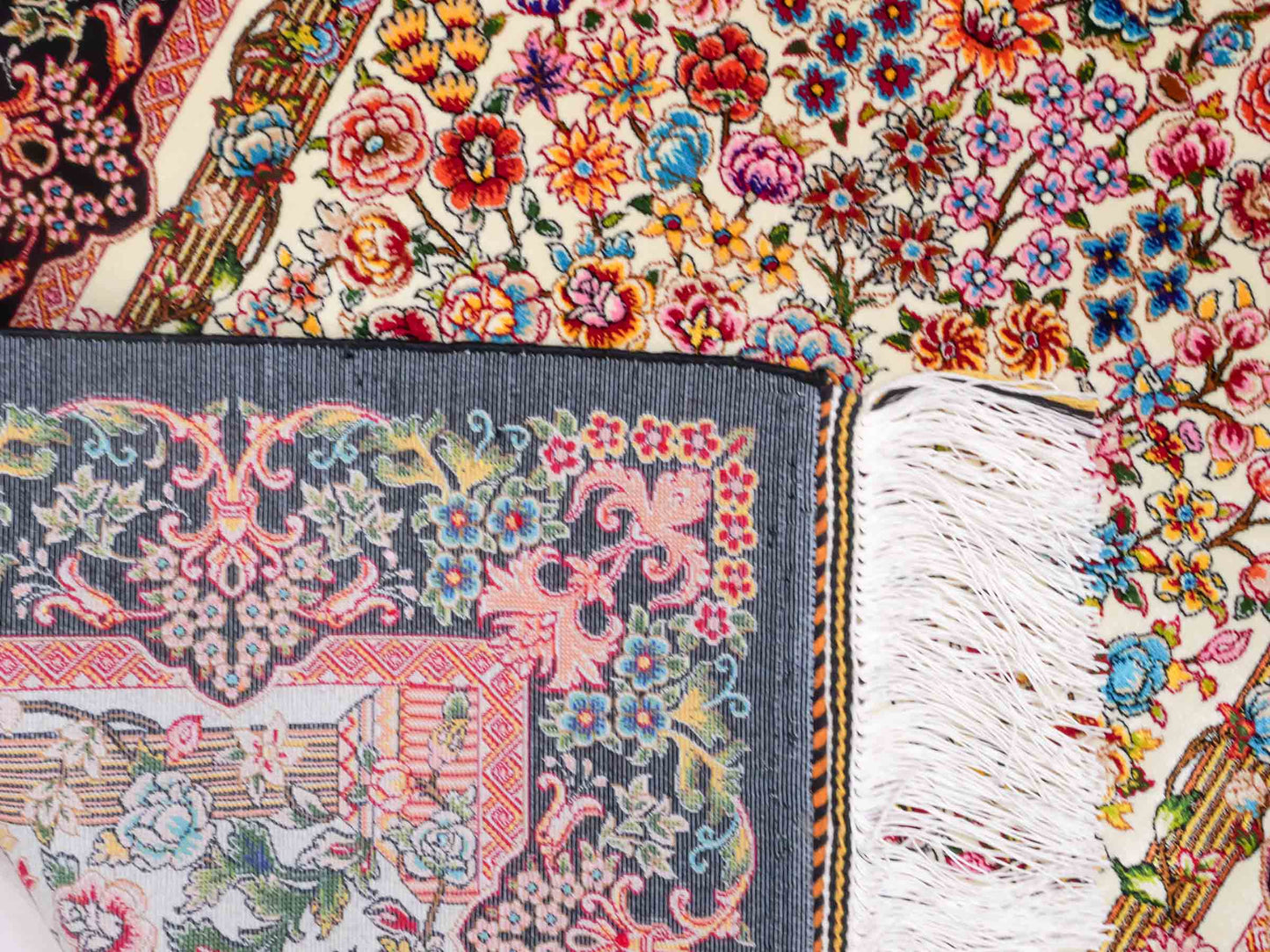 Ghom Maschinenteppich "Gushtasp" 90 x 60 cm aus pflanzlicher Seide (Viskose). Wandteppich mit Bildmotiv, Cremeweiß-Schwarz. Teppichnummer: V43CR054H. Persian Luxury Collection by Khademi. Made in Iran / Persia – Vertrieb durch JUPITER Intl.