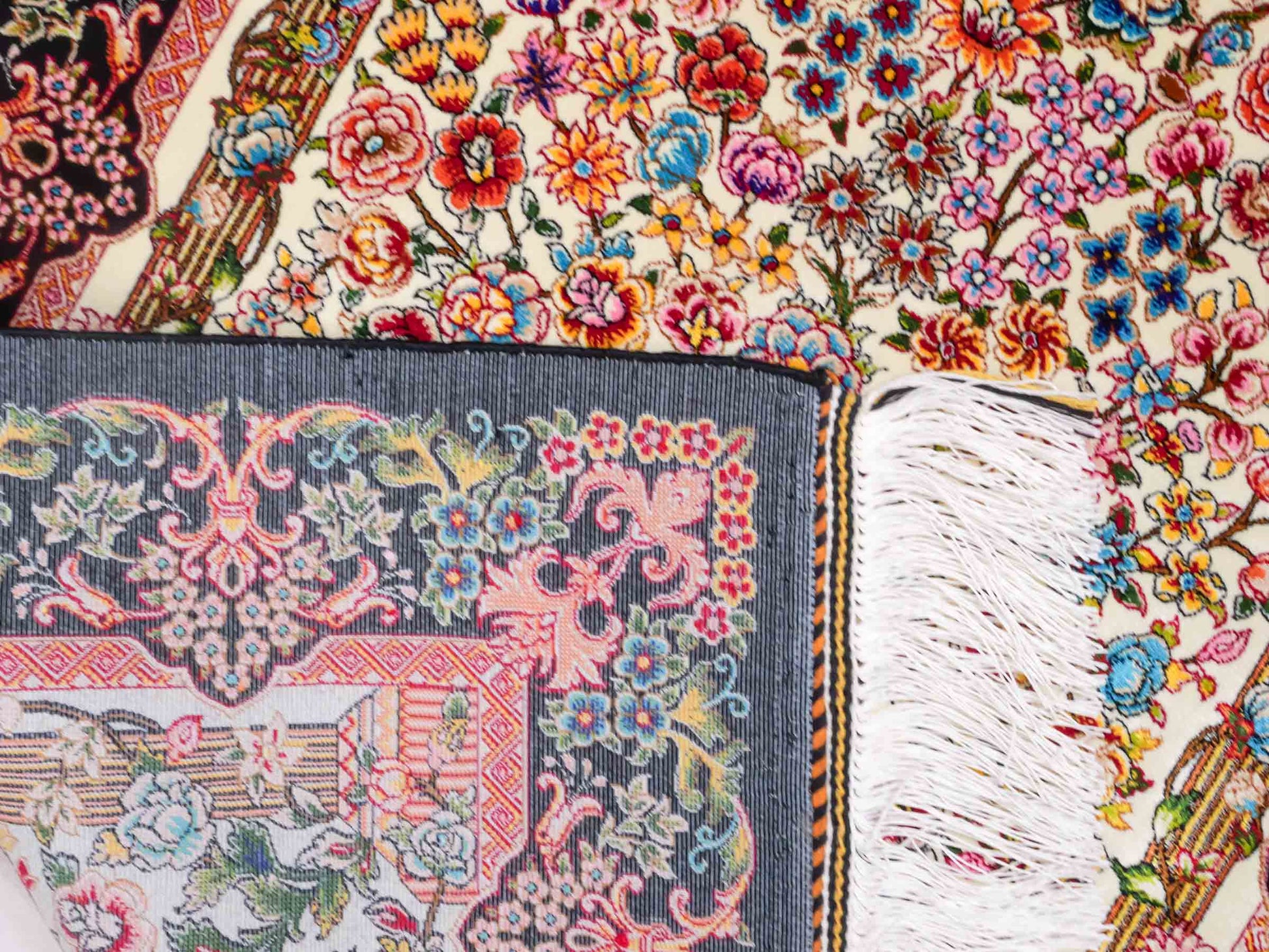 Ghom Maschinenteppich "Gushtasp" 90 x 60 cm aus pflanzlicher Seide (Viskose). Wandteppich mit Bildmotiv, Cremeweiß-Schwarz. Teppichnummer: V43CR054H. Persian Luxury Collection by Khademi. Made in Iran / Persia – Vertrieb durch JUPITER Intl.