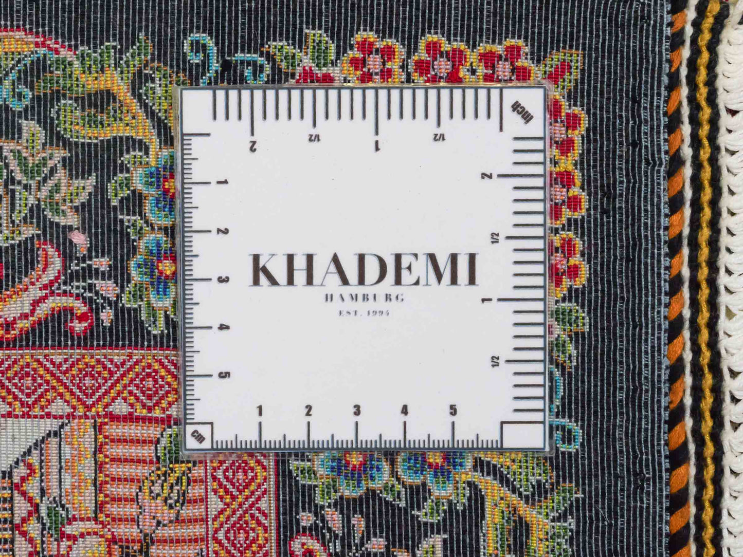 Ghom Maschinenteppich "Gushtasp" 90 x 60 cm aus pflanzlicher Seide (Viskose). Wandteppich mit Bildmotiv, Cremeweiß-Schwarz. Teppichnummer: V43CR054H. Persian Luxury Collection by Khademi. Made in Iran / Persia – Vertrieb durch JUPITER Intl.