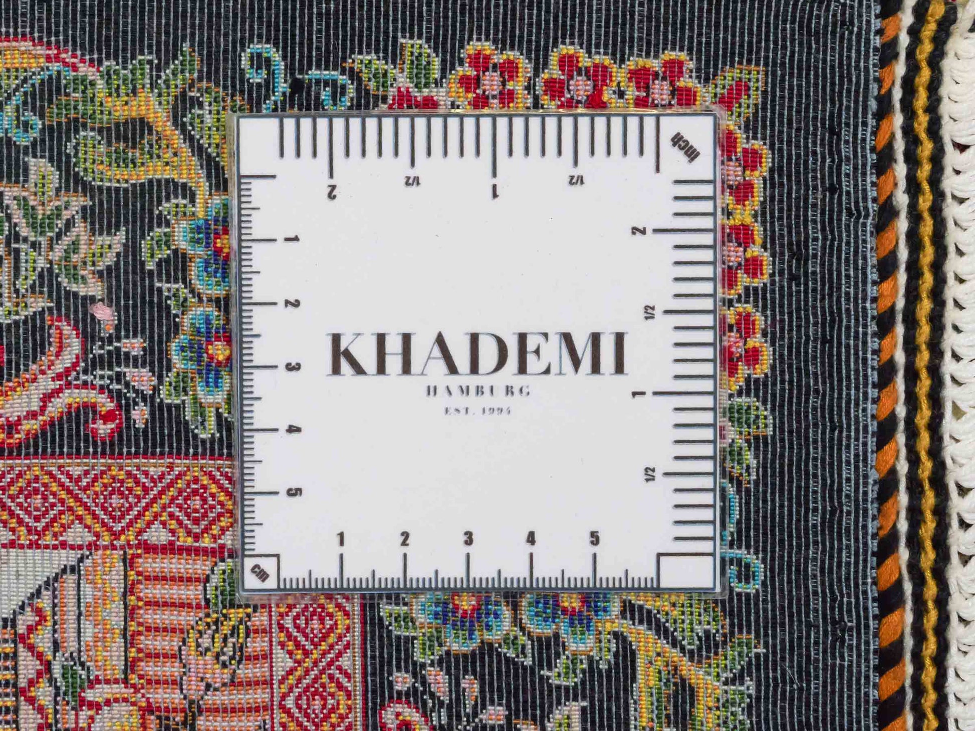Ghom Maschinenteppich "Gushtasp" 90 x 60 cm aus pflanzlicher Seide (Viskose). Wandteppich mit Bildmotiv, Cremeweiß-Schwarz. Teppichnummer: V43CR054H. Persian Luxury Collection by Khademi. Made in Iran / Persia – Vertrieb durch JUPITER Intl.