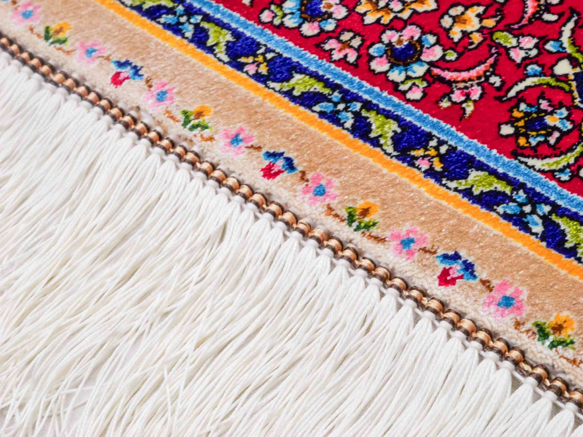 Ghom Maschinenteppich "Homa" 120 x 80 cm aus pflanzlicher Seide (Viskose) mit Medaillon, Beige-Rot. Teppichnummer: V44BR096H. Persian Luxury Collection by Khademi. Made in Iran / Persia – Vertrieb durch JUPITER Intl.