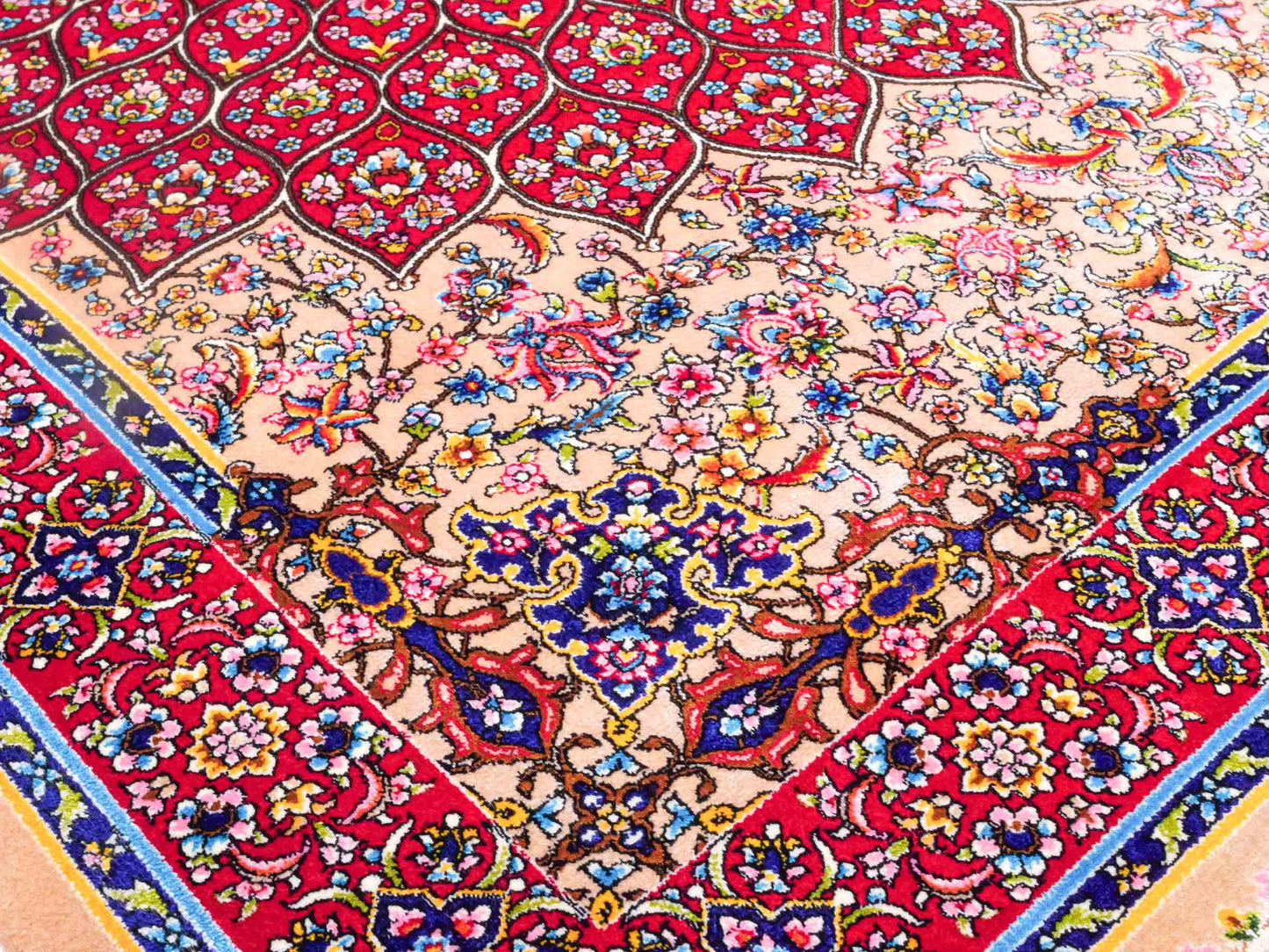 Ghom Maschinenteppich "Homa" 120 x 80 cm aus pflanzlicher Seide (Viskose) mit Medaillon, Beige-Rot. Teppichnummer: V44BR096H. Persian Luxury Collection by Khademi. Made in Iran / Persia – Vertrieb durch JUPITER Intl.
