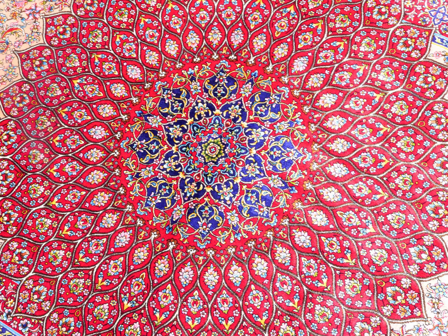 Ghom Maschinenteppich "Homa" 120 x 80 cm aus pflanzlicher Seide (Viskose) mit Medaillon, Beige-Rot. Teppichnummer: V44BR096H. Persian Luxury Collection by Khademi. Made in Iran / Persia – Vertrieb durch JUPITER Intl.