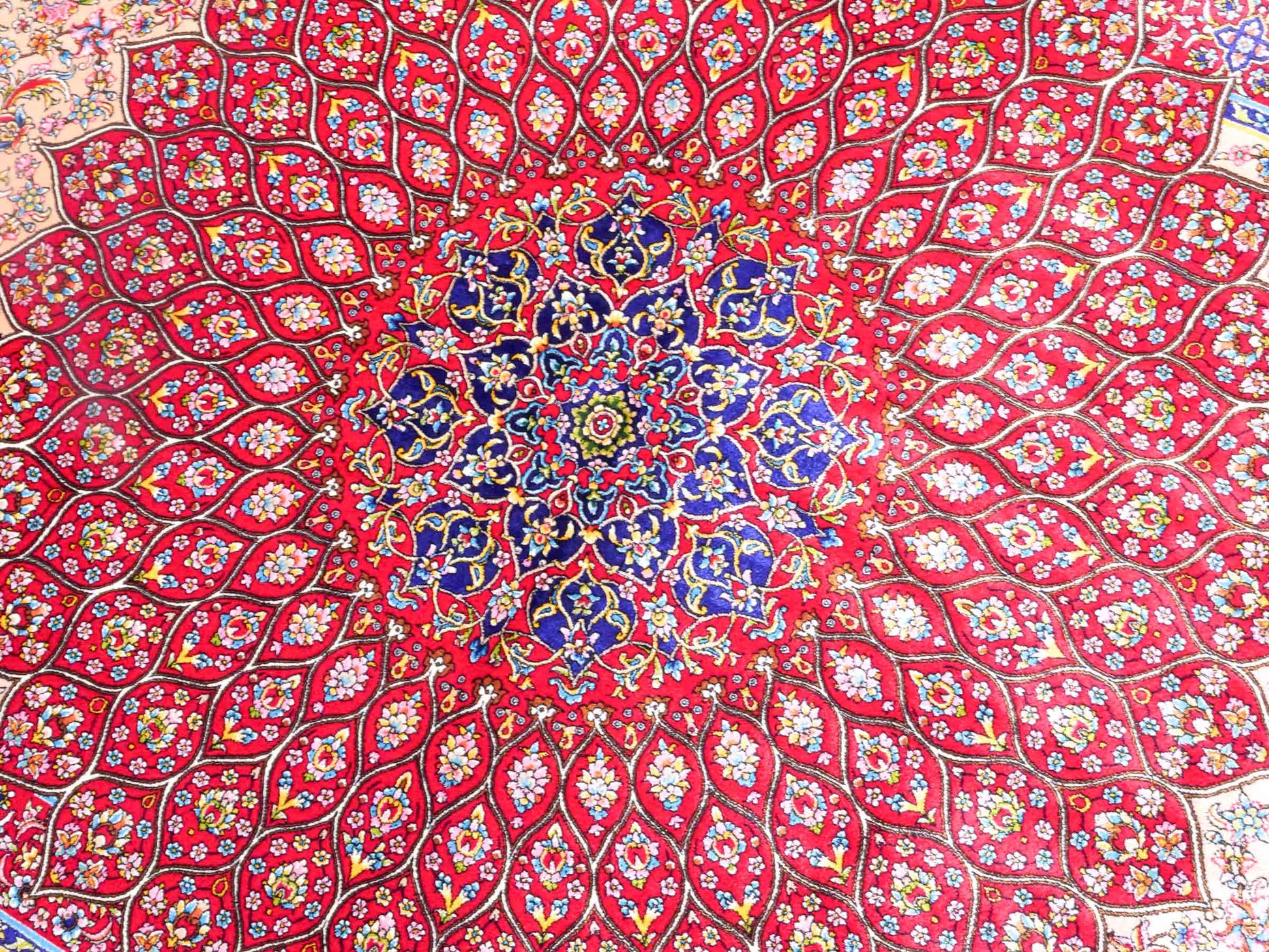 Ghom Maschinenteppich "Homa" 120 x 80 cm aus pflanzlicher Seide (Viskose) mit Medaillon, Beige-Rot. Teppichnummer: V44BR096H. Persian Luxury Collection by Khademi. Made in Iran / Persia – Vertrieb durch JUPITER Intl.