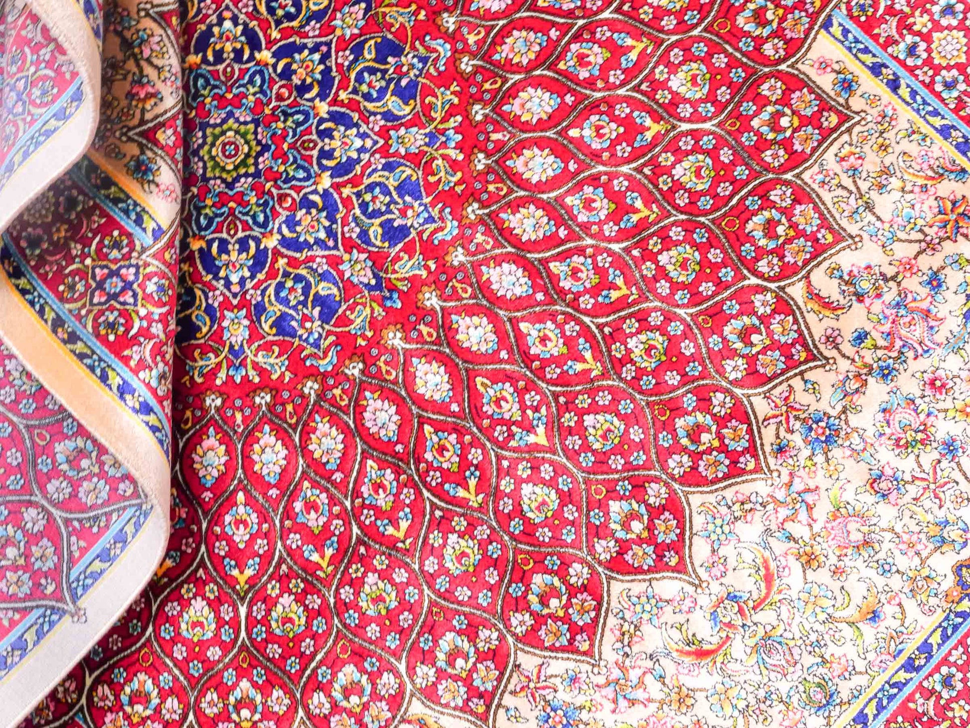 Ghom Maschinenteppich "Homa" 120 x 80 cm aus pflanzlicher Seide (Viskose) mit Medaillon, Beige-Rot. Teppichnummer: V44BR096H. Persian Luxury Collection by Khademi. Made in Iran / Persia – Vertrieb durch JUPITER Intl.