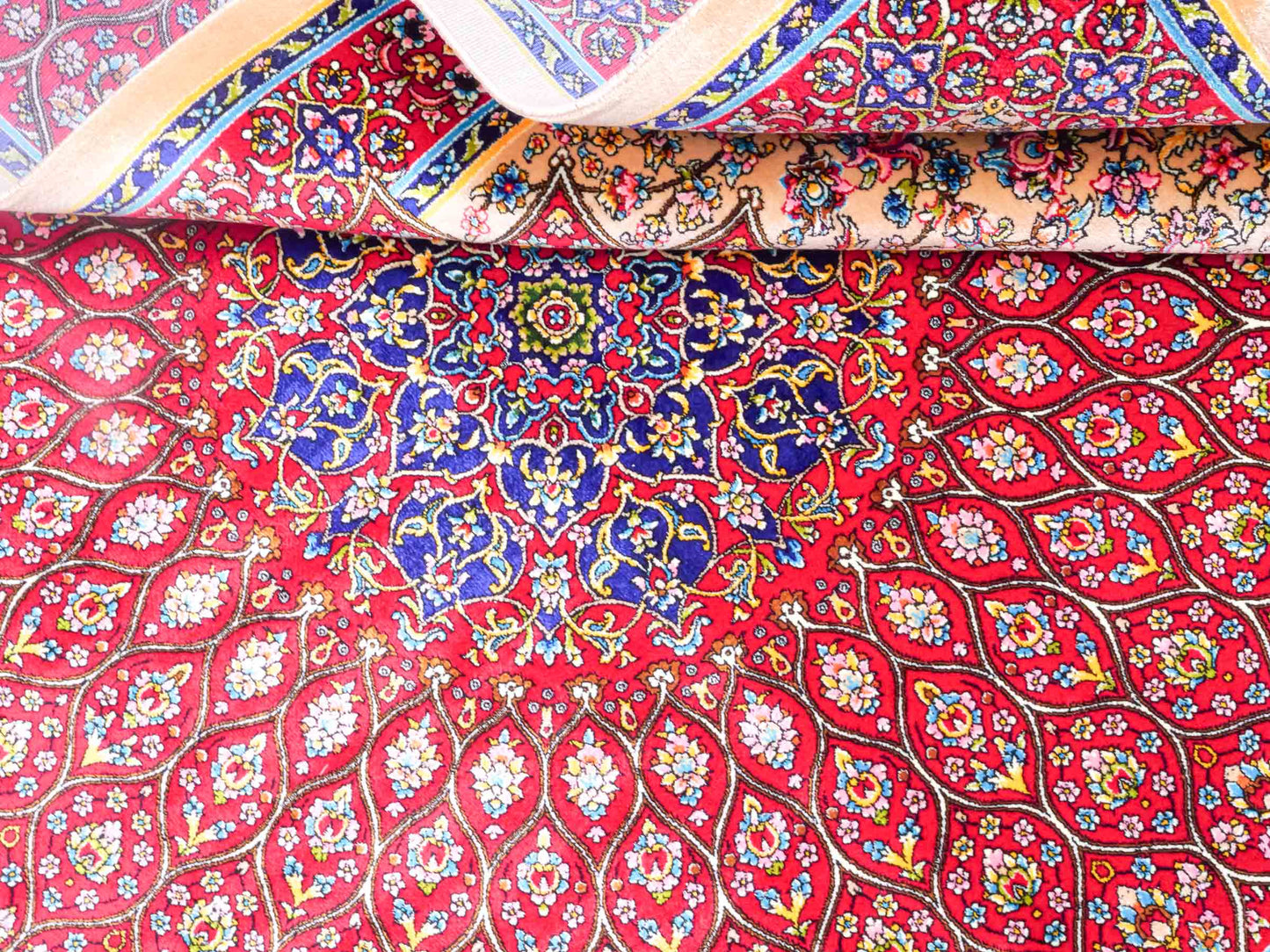 Ghom Maschinenteppich "Homa" 120 x 80 cm aus pflanzlicher Seide (Viskose) mit Medaillon, Beige-Rot. Teppichnummer: V44BR096H. Persian Luxury Collection by Khademi. Made in Iran / Persia – Vertrieb durch JUPITER Intl.