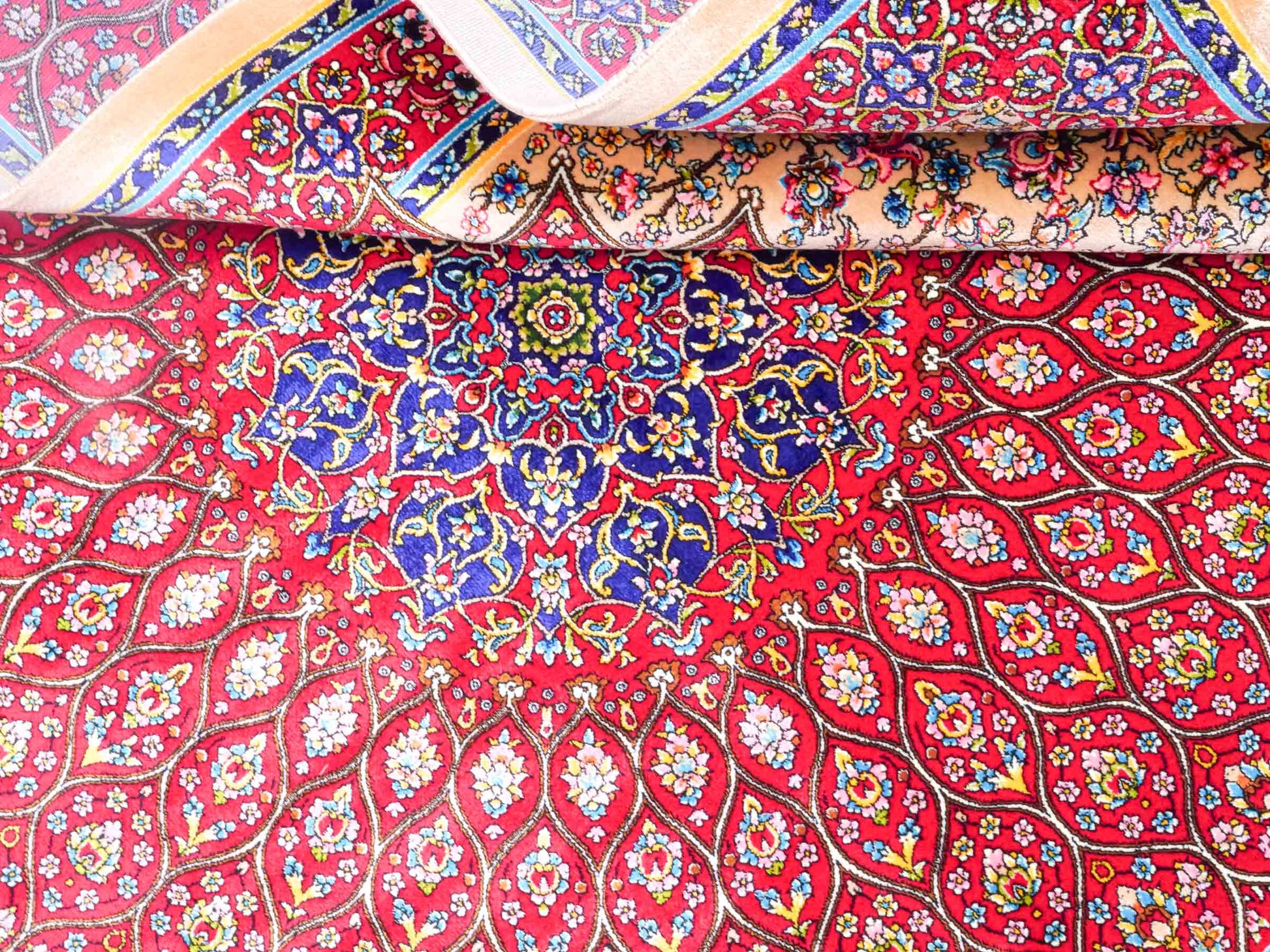 Ghom Maschinenteppich "Homa" 120 x 80 cm aus pflanzlicher Seide (Viskose) mit Medaillon, Beige-Rot. Teppichnummer: V44BR096H. Persian Luxury Collection by Khademi. Made in Iran / Persia – Vertrieb durch JUPITER Intl.