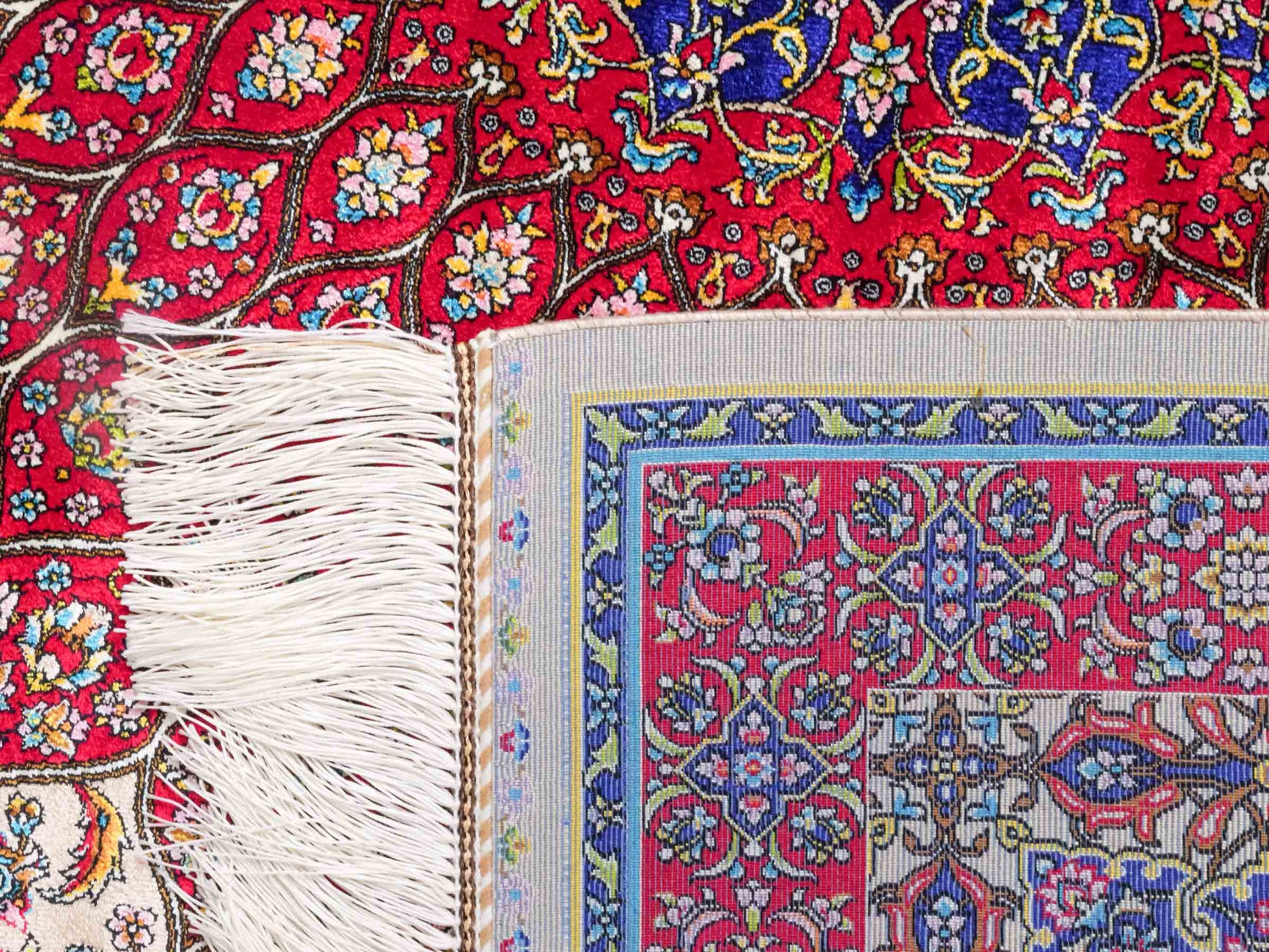 Ghom Maschinenteppich "Homa" 120 x 80 cm aus pflanzlicher Seide (Viskose) mit Medaillon, Beige-Rot. Teppichnummer: V44BR096H. Persian Luxury Collection by Khademi. Made in Iran / Persia – Vertrieb durch JUPITER Intl.