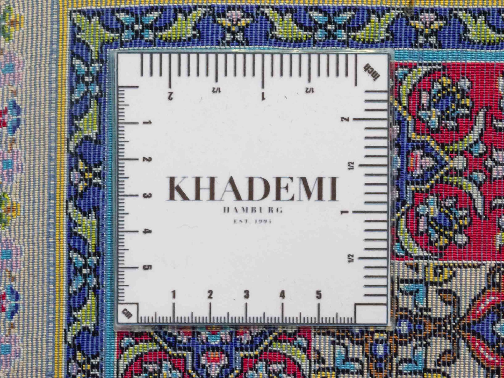 Ghom Maschinenteppich "Homa" 120 x 80 cm aus pflanzlicher Seide (Viskose) mit Medaillon, Beige-Rot. Teppichnummer: V44BR096H. Persian Luxury Collection by Khademi. Made in Iran / Persia – Vertrieb durch JUPITER Intl.