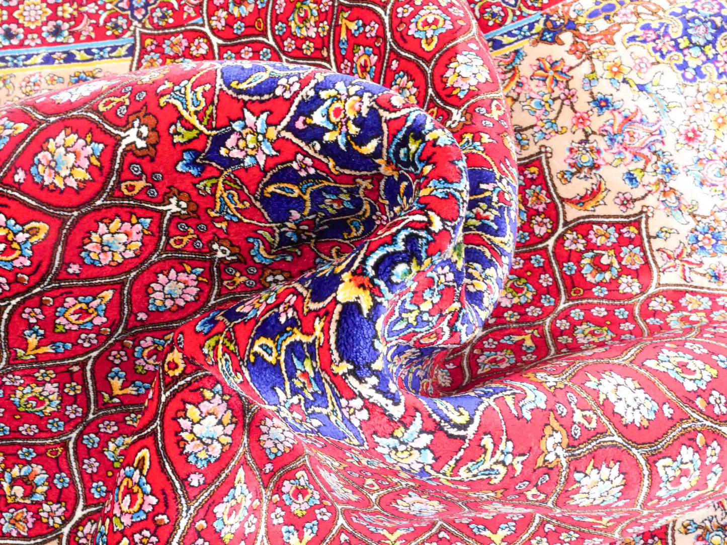 Ghom Maschinenteppich "Homa" 120 x 80 cm aus pflanzlicher Seide (Viskose) mit Medaillon, Beige-Rot. Teppichnummer: V44BR096H. Persian Luxury Collection by Khademi. Made in Iran / Persia – Vertrieb durch JUPITER Intl.