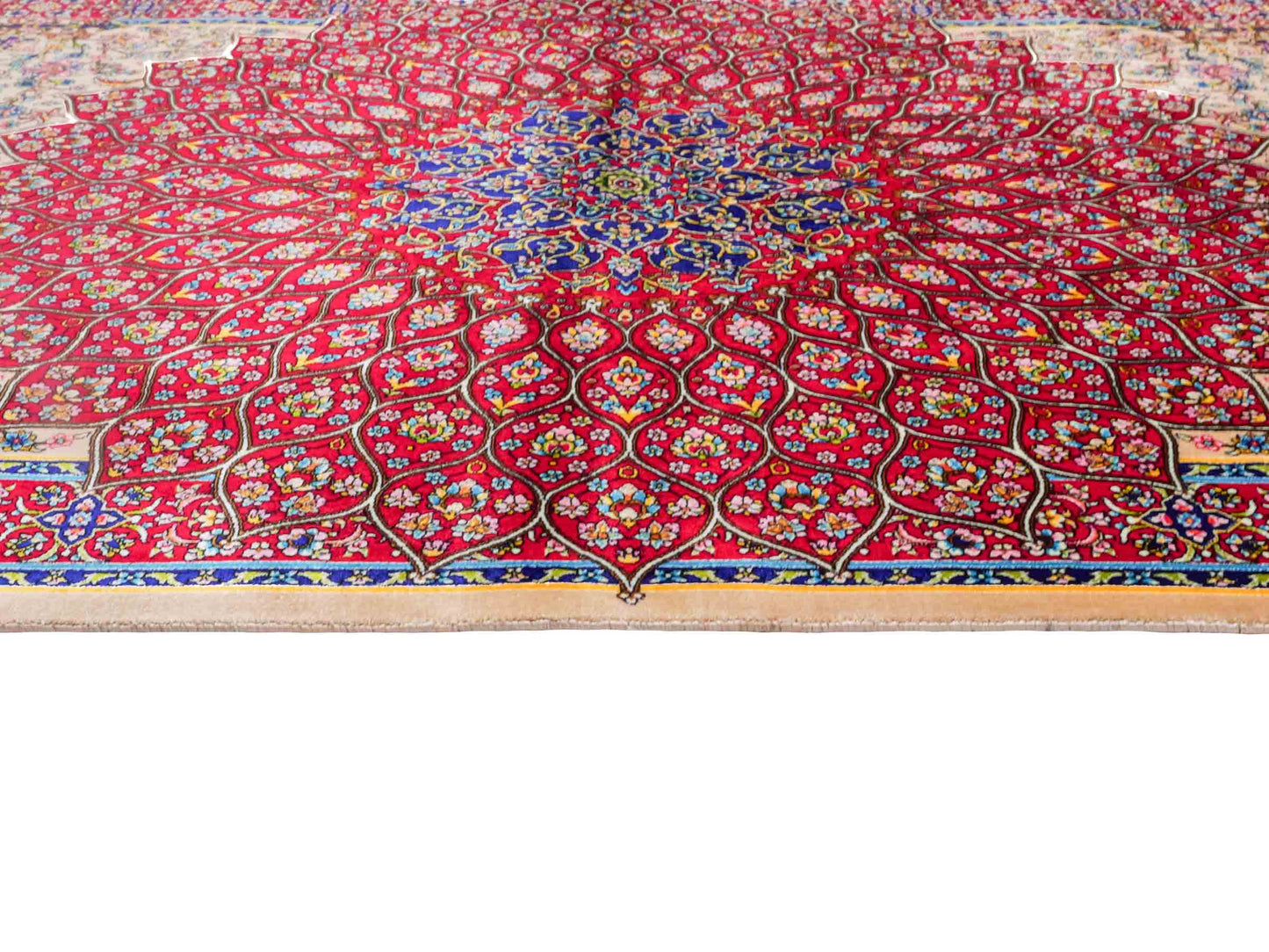 Ghom Maschinenteppich "Homa" 120 x 80 cm aus pflanzlicher Seide (Viskose) mit Medaillon, Beige-Rot. Teppichnummer: V44BR096H. Persian Luxury Collection by Khademi. Made in Iran / Persia – Vertrieb durch JUPITER Intl.