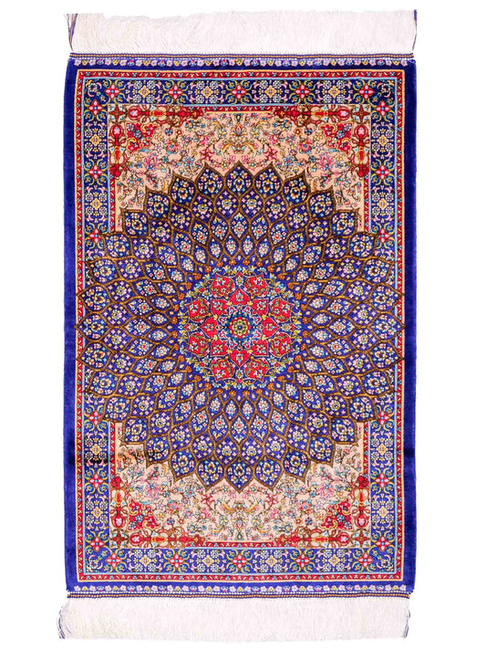 Ghom Maschinenteppich "Homa" 90 x 60 cm aus pflanzlicher Seide (Viskose) mit Medaillon, Blau-Beige. Teppichnummer: V44BB054H. Persian Luxury Collection by Khademi. Made in Iran / Persia – Vertrieb durch JUPITER Intl.