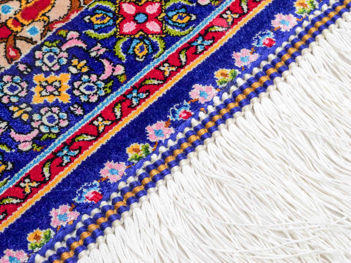 Ghom Maschinenteppich "Homa" 90 x 60 cm aus pflanzlicher Seide (Viskose) mit Medaillon, Blau-Beige. Teppichnummer: V44BB054H. Persian Luxury Collection by Khademi. Made in Iran / Persia – Vertrieb durch JUPITER Intl.