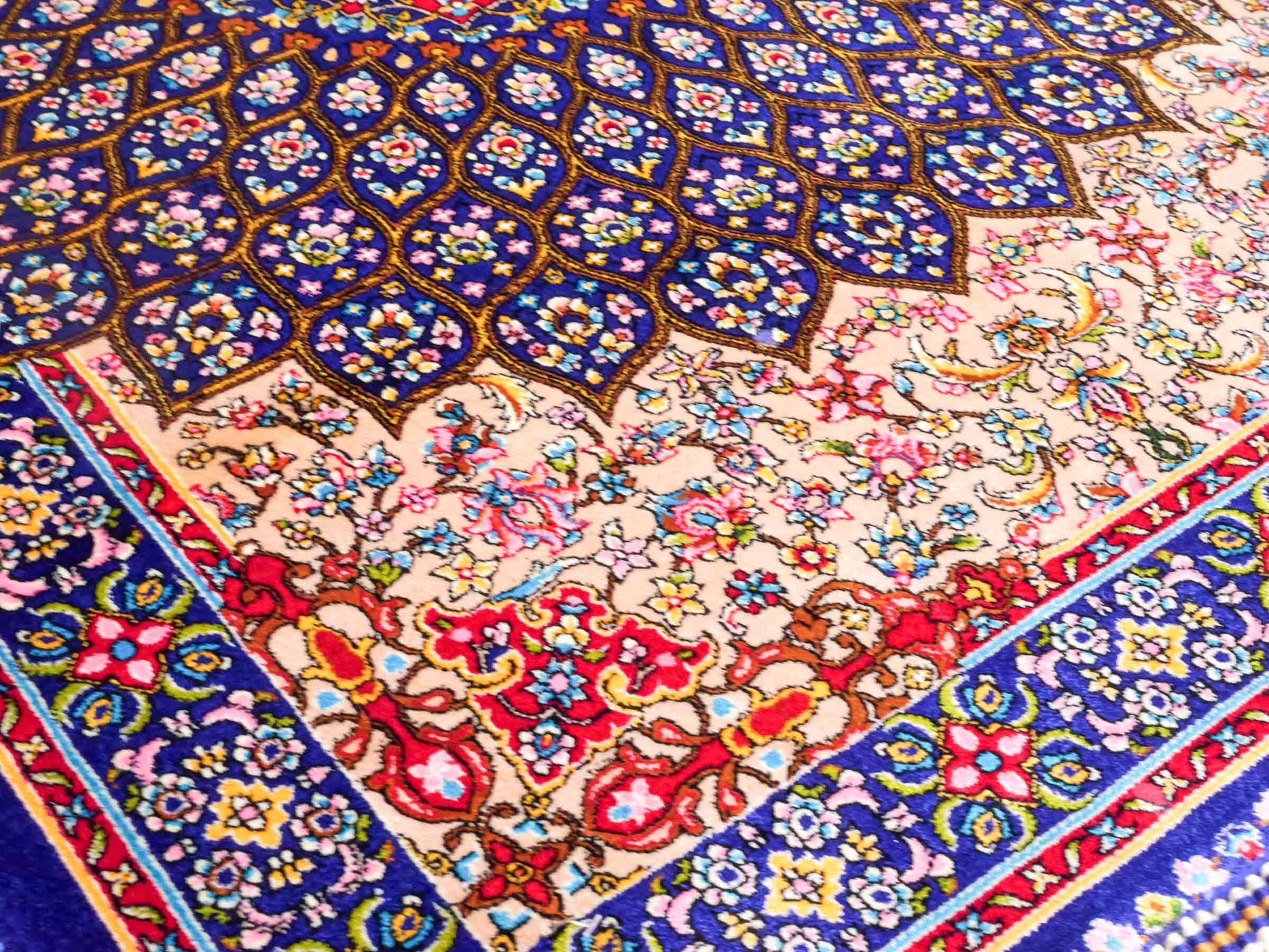Ghom Maschinenteppich "Homa" 90 x 60 cm aus pflanzlicher Seide (Viskose) mit Medaillon, Blau-Beige. Teppichnummer: V44BB054H. Persian Luxury Collection by Khademi. Made in Iran / Persia – Vertrieb durch JUPITER Intl.