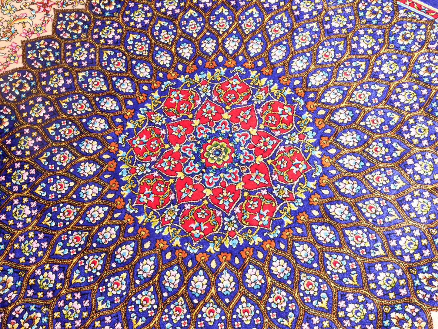 Ghom Maschinenteppich "Homa" 90 x 60 cm aus pflanzlicher Seide (Viskose) mit Medaillon, Blau-Beige. Teppichnummer: V44BB054H. Persian Luxury Collection by Khademi. Made in Iran / Persia – Vertrieb durch JUPITER Intl.