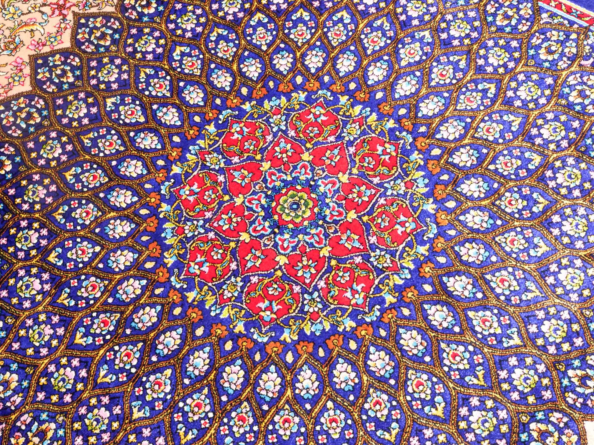 Ghom Maschinenteppich "Homa" 90 x 60 cm aus pflanzlicher Seide (Viskose) mit Medaillon, Blau-Beige. Teppichnummer: V44BB054H. Persian Luxury Collection by Khademi. Made in Iran / Persia – Vertrieb durch JUPITER Intl.