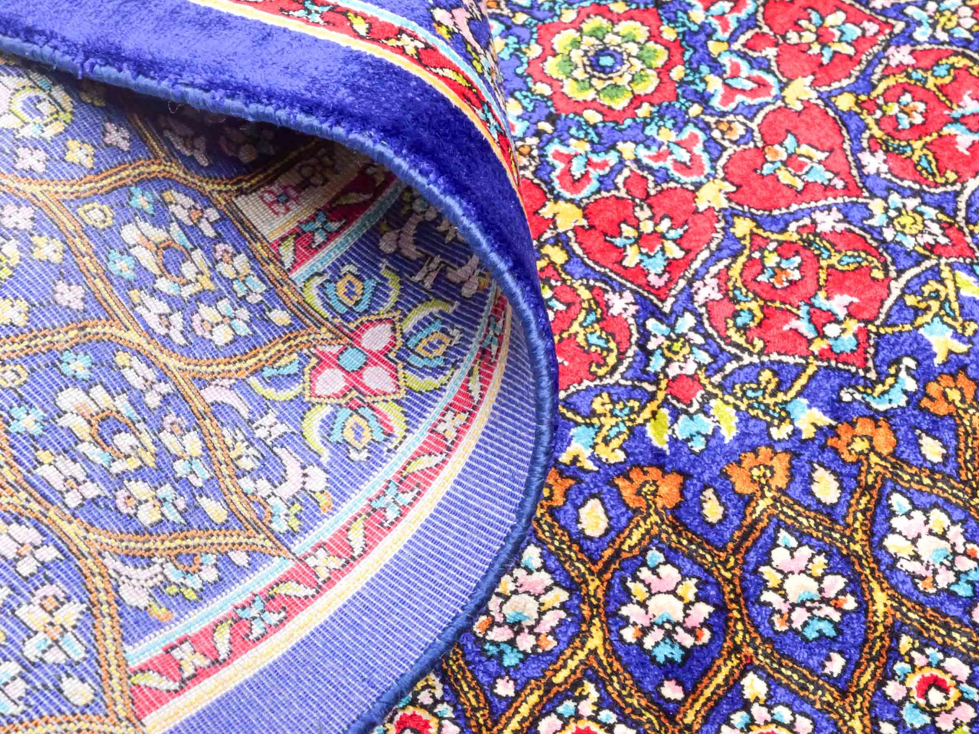 Ghom Maschinenteppich "Homa" 90 x 60 cm aus pflanzlicher Seide (Viskose) mit Medaillon, Blau-Beige. Teppichnummer: V44BB054H. Persian Luxury Collection by Khademi. Made in Iran / Persia – Vertrieb durch JUPITER Intl.