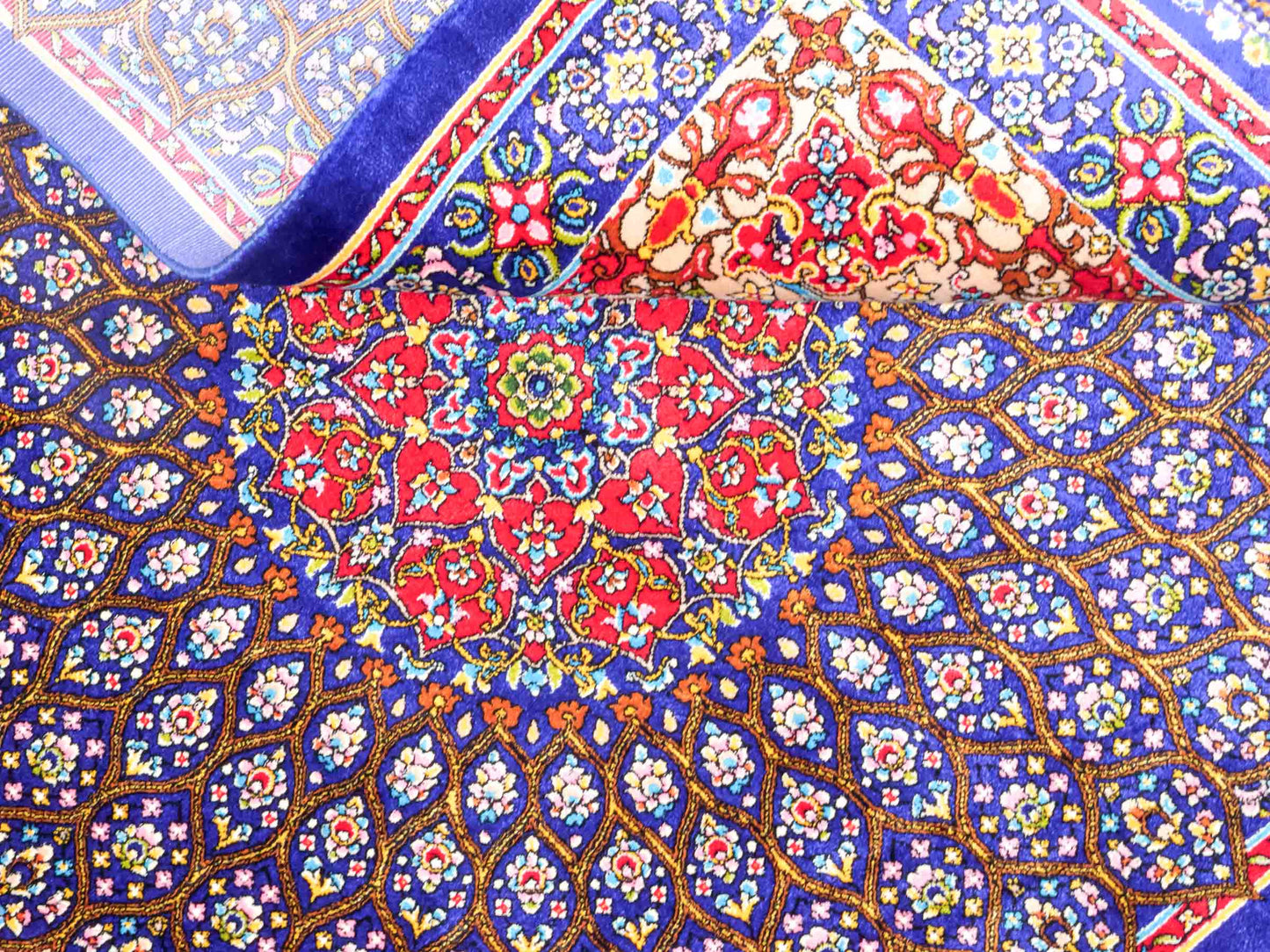 Ghom Maschinenteppich "Homa" 90 x 60 cm aus pflanzlicher Seide (Viskose) mit Medaillon, Blau-Beige. Teppichnummer: V44BB054H. Persian Luxury Collection by Khademi. Made in Iran / Persia – Vertrieb durch JUPITER Intl.