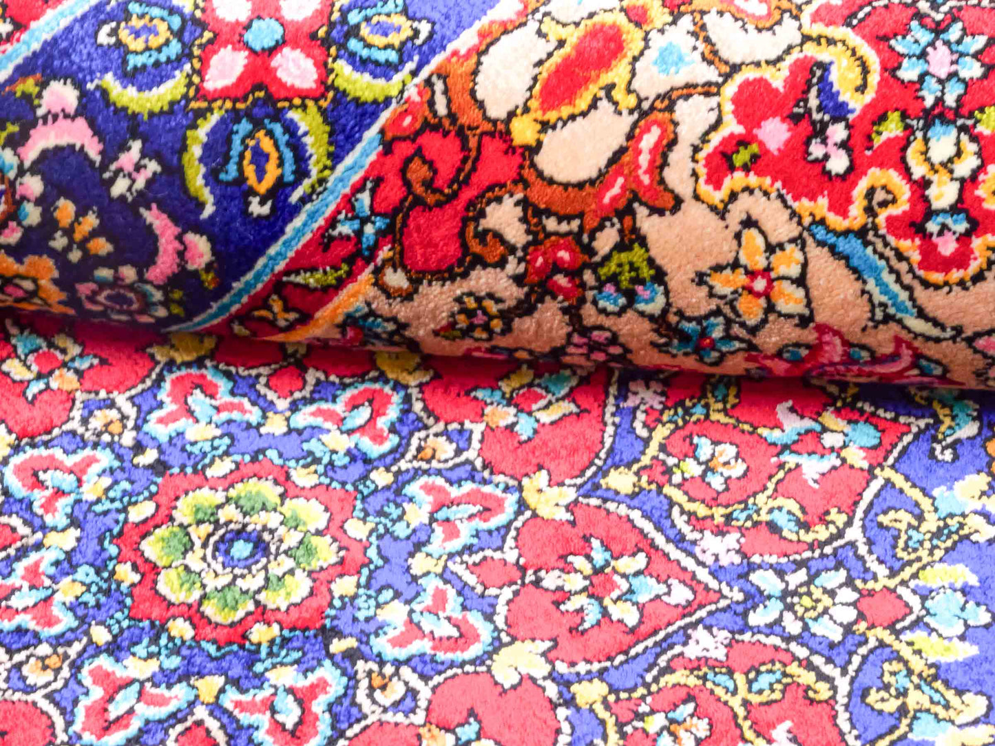 Ghom Maschinenteppich "Homa" 90 x 60 cm aus pflanzlicher Seide (Viskose) mit Medaillon, Blau-Beige. Teppichnummer: V44BB054H. Persian Luxury Collection by Khademi. Made in Iran / Persia – Vertrieb durch JUPITER Intl.