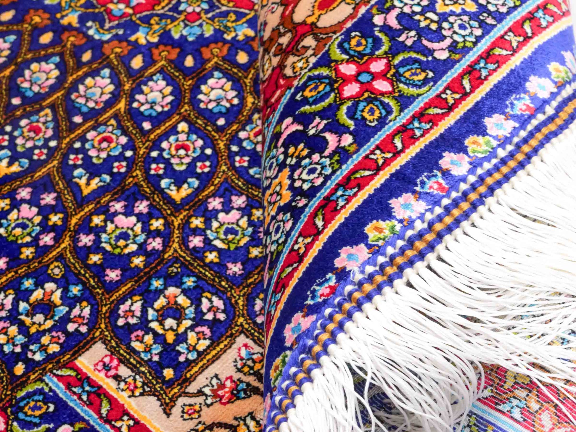 Ghom Maschinenteppich "Homa" 90 x 60 cm aus pflanzlicher Seide (Viskose) mit Medaillon, Blau-Beige. Teppichnummer: V44BB054H. Persian Luxury Collection by Khademi. Made in Iran / Persia – Vertrieb durch JUPITER Intl.