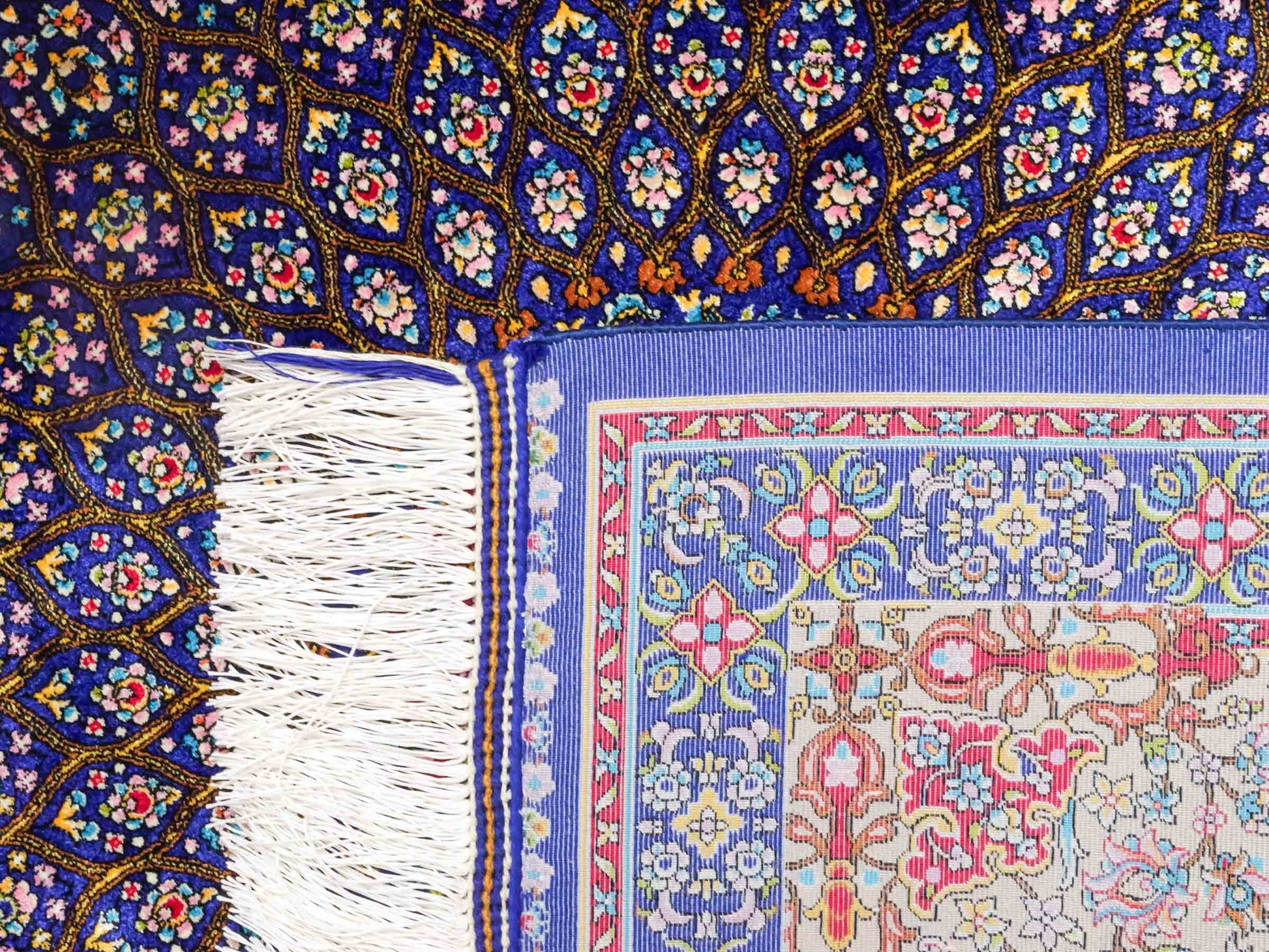 Ghom Maschinenteppich "Homa" 90 x 60 cm aus pflanzlicher Seide (Viskose) mit Medaillon, Blau-Beige. Teppichnummer: V44BB054H. Persian Luxury Collection by Khademi. Made in Iran / Persia – Vertrieb durch JUPITER Intl.