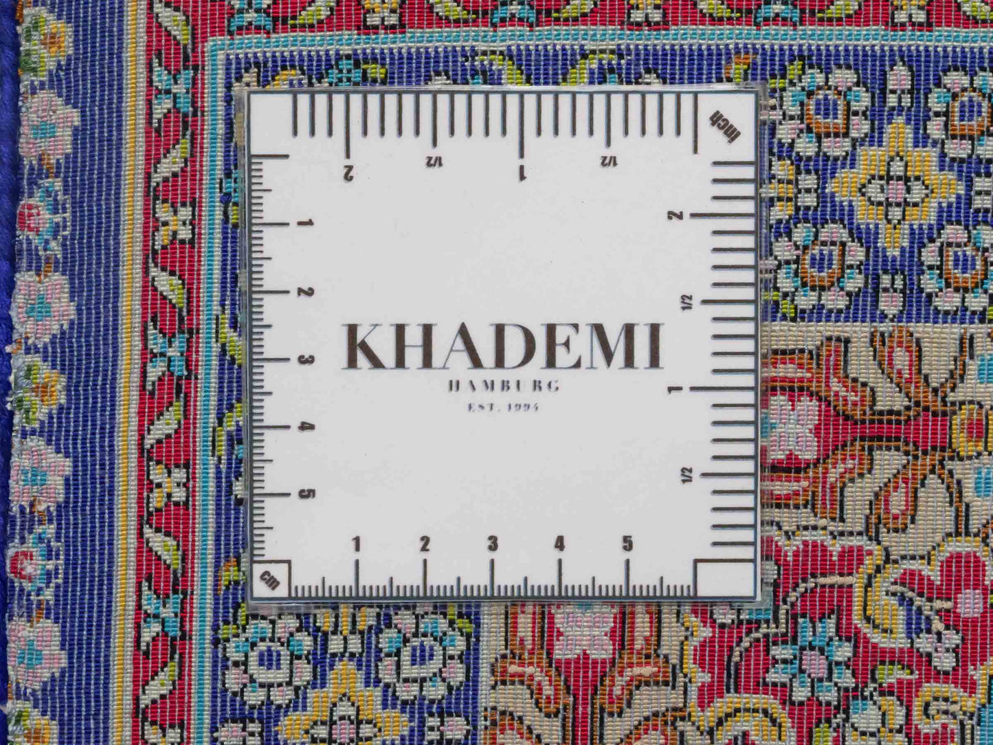 Ghom Maschinenteppich "Homa" 90 x 60 cm aus pflanzlicher Seide (Viskose) mit Medaillon, Blau-Beige. Teppichnummer: V44BB054H. Persian Luxury Collection by Khademi. Made in Iran / Persia – Vertrieb durch JUPITER Intl.