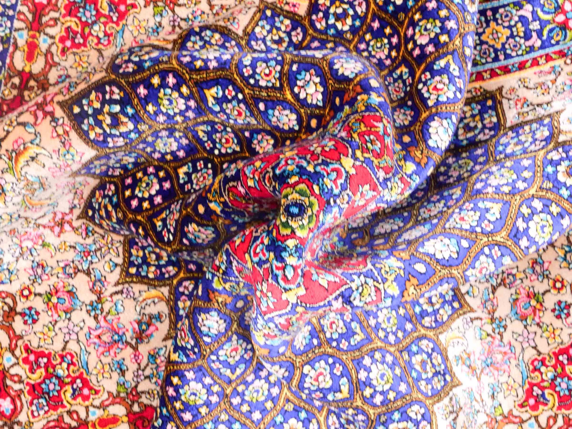Ghom Maschinenteppich "Homa" 90 x 60 cm aus pflanzlicher Seide (Viskose) mit Medaillon, Blau-Beige. Teppichnummer: V44BB054H. Persian Luxury Collection by Khademi. Made in Iran / Persia – Vertrieb durch JUPITER Intl.