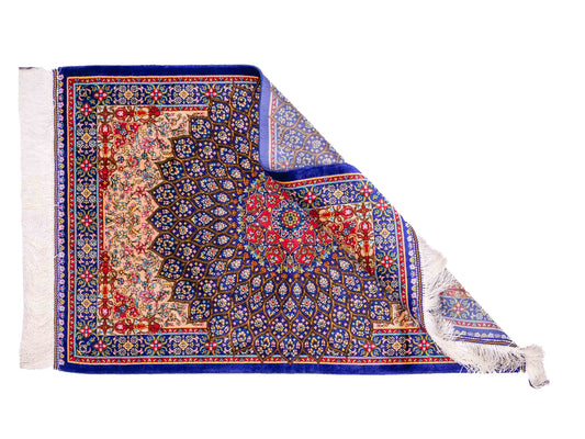 Ghom Maschinenteppich "Homa" 90 x 60 cm aus pflanzlicher Seide (Viskose) mit Medaillon, Blau-Beige. Teppichnummer: V44BB054H. Persian Luxury Collection by Khademi. Made in Iran / Persia – Vertrieb durch JUPITER Intl.
