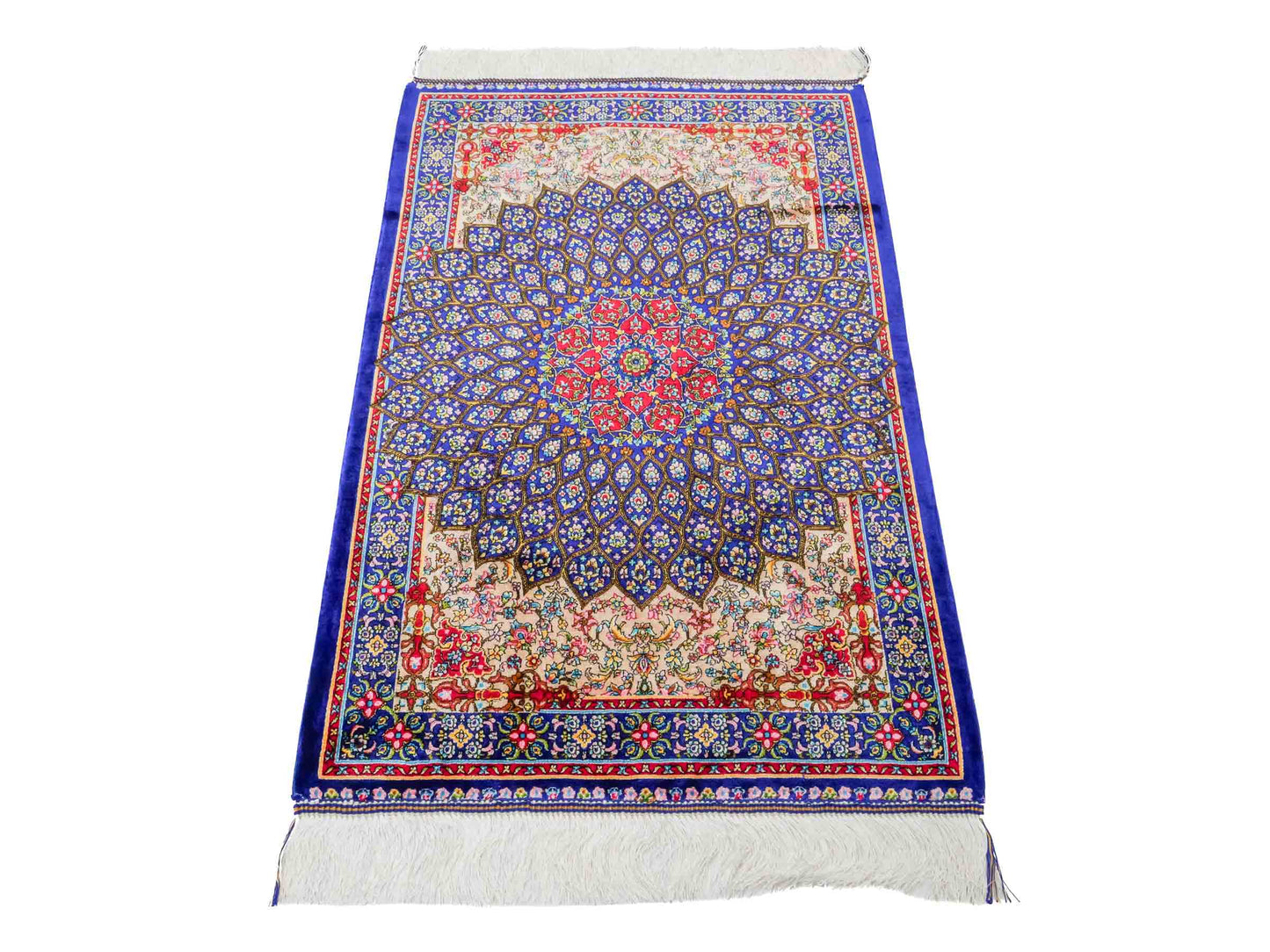 Ghom Maschinenteppich "Homa" 90 x 60 cm aus pflanzlicher Seide (Viskose) mit Medaillon, Blau-Beige. Teppichnummer: V44BB054H. Persian Luxury Collection by Khademi. Made in Iran / Persia – Vertrieb durch JUPITER Intl.