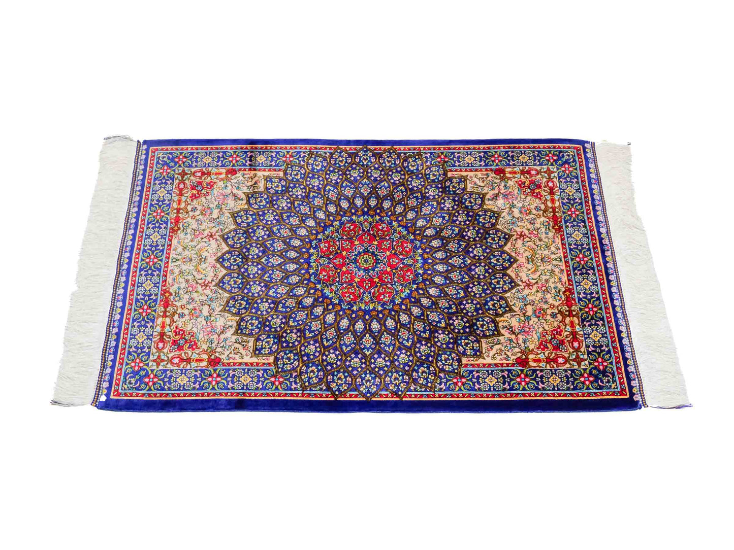 Ghom Maschinenteppich "Homa" 90 x 60 cm aus pflanzlicher Seide (Viskose) mit Medaillon, Blau-Beige. Teppichnummer: V44BB054H. Persian Luxury Collection by Khademi. Made in Iran / Persia – Vertrieb durch JUPITER Intl.