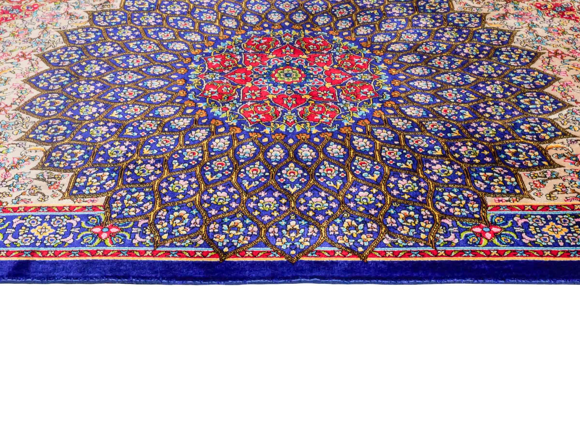 Ghom Maschinenteppich "Homa" 90 x 60 cm aus pflanzlicher Seide (Viskose) mit Medaillon, Blau-Beige. Teppichnummer: V44BB054H. Persian Luxury Collection by Khademi. Made in Iran / Persia – Vertrieb durch JUPITER Intl.