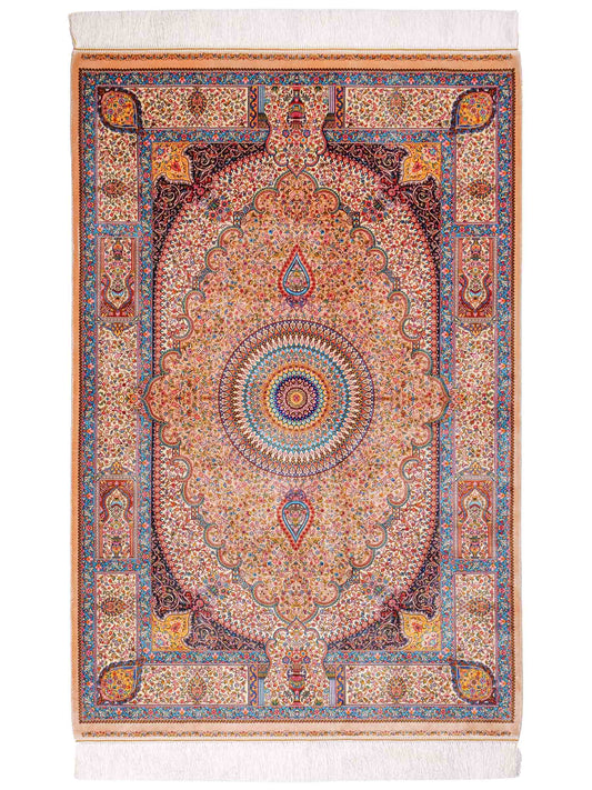 Ghom Maschinenteppich "Homay" 150 x 100 cm, mit Medaillon, aus pflanzlicher Seide (Viskose), Beige-Creme. Teppichnummer: V45BG150H. Persian Luxury Collection by Khademi. Made in Iran / Persia – Vertrieb durch JUPITER Intl.
