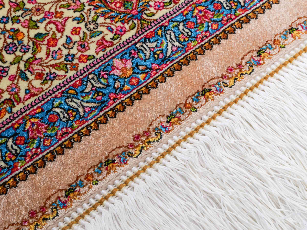 Ghom Maschinenteppich "Homay" 150 x 100 cm, mit Medaillon, aus pflanzlicher Seide (Viskose), Beige-Creme. Teppichnummer: V45BG150H. Persian Luxury Collection by Khademi. Made in Iran / Persia – Vertrieb durch JUPITER Intl.