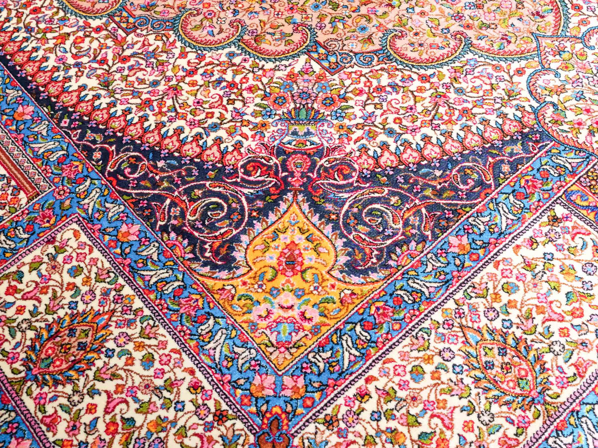 Ghom Maschinenteppich "Homay" 150 x 100 cm, mit Medaillon, aus pflanzlicher Seide (Viskose), Beige-Creme. Teppichnummer: V45BG150H. Persian Luxury Collection by Khademi. Made in Iran / Persia – Vertrieb durch JUPITER Intl.