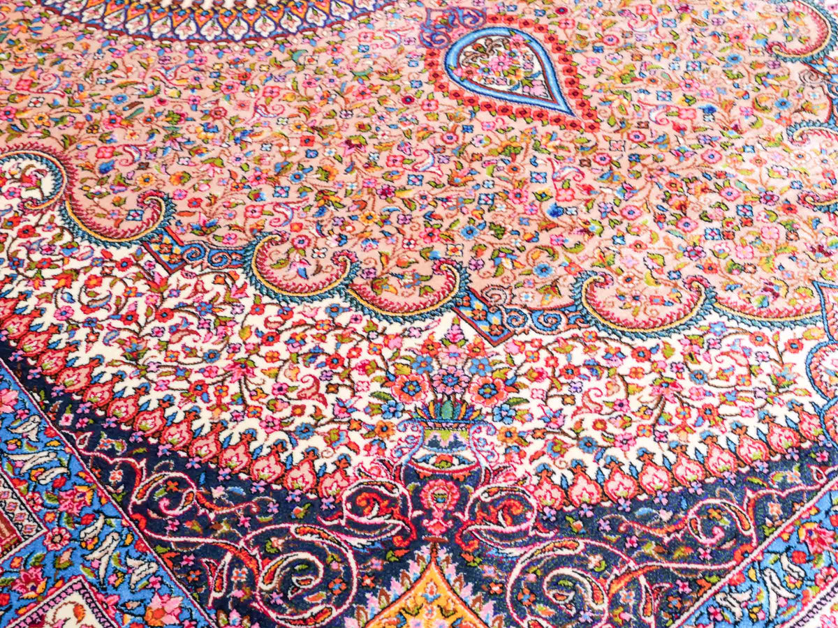 Ghom Maschinenteppich "Homay" 150 x 100 cm, mit Medaillon, aus pflanzlicher Seide (Viskose), Beige-Creme. Teppichnummer: V45BG150H. Persian Luxury Collection by Khademi. Made in Iran / Persia – Vertrieb durch JUPITER Intl.
