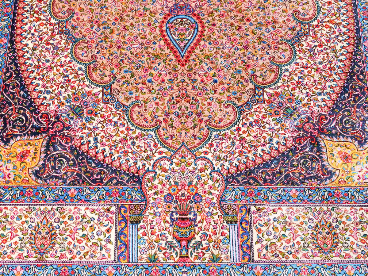 Ghom Maschinenteppich "Homay" 150 x 100 cm, mit Medaillon, aus pflanzlicher Seide (Viskose), Beige-Creme. Teppichnummer: V45BG150H. Persian Luxury Collection by Khademi. Made in Iran / Persia – Vertrieb durch JUPITER Intl.
