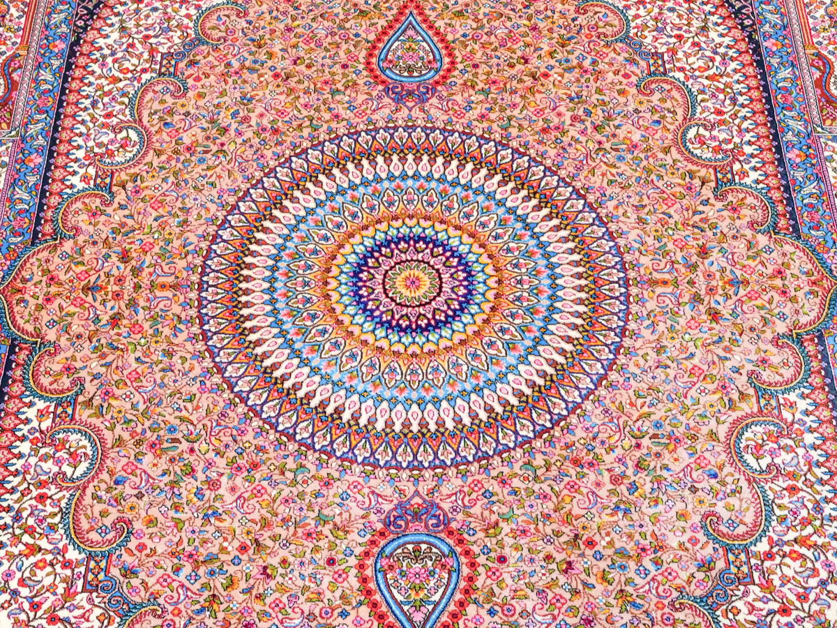 Ghom Maschinenteppich "Homay" 150 x 100 cm, mit Medaillon, aus pflanzlicher Seide (Viskose), Beige-Creme. Teppichnummer: V45BG150H. Persian Luxury Collection by Khademi. Made in Iran / Persia – Vertrieb durch JUPITER Intl.
