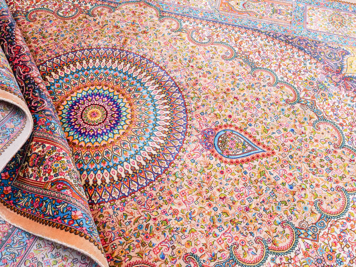 Ghom Maschinenteppich "Homay" 150 x 100 cm, mit Medaillon, aus pflanzlicher Seide (Viskose), Beige-Creme. Teppichnummer: V45BG150H. Persian Luxury Collection by Khademi. Made in Iran / Persia – Vertrieb durch JUPITER Intl.