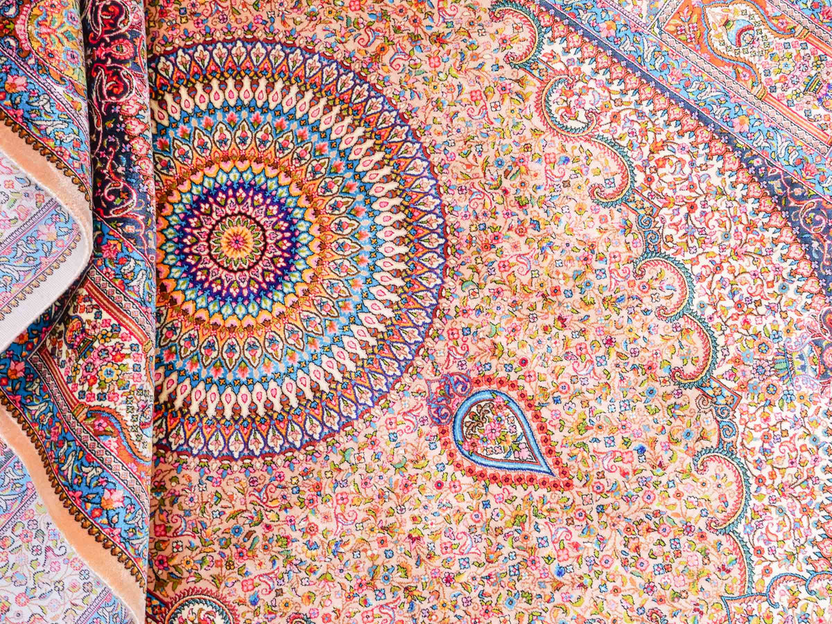 Ghom Maschinenteppich "Homay" 150 x 100 cm, mit Medaillon, aus pflanzlicher Seide (Viskose), Beige-Creme. Teppichnummer: V45BG150H. Persian Luxury Collection by Khademi. Made in Iran / Persia – Vertrieb durch JUPITER Intl.