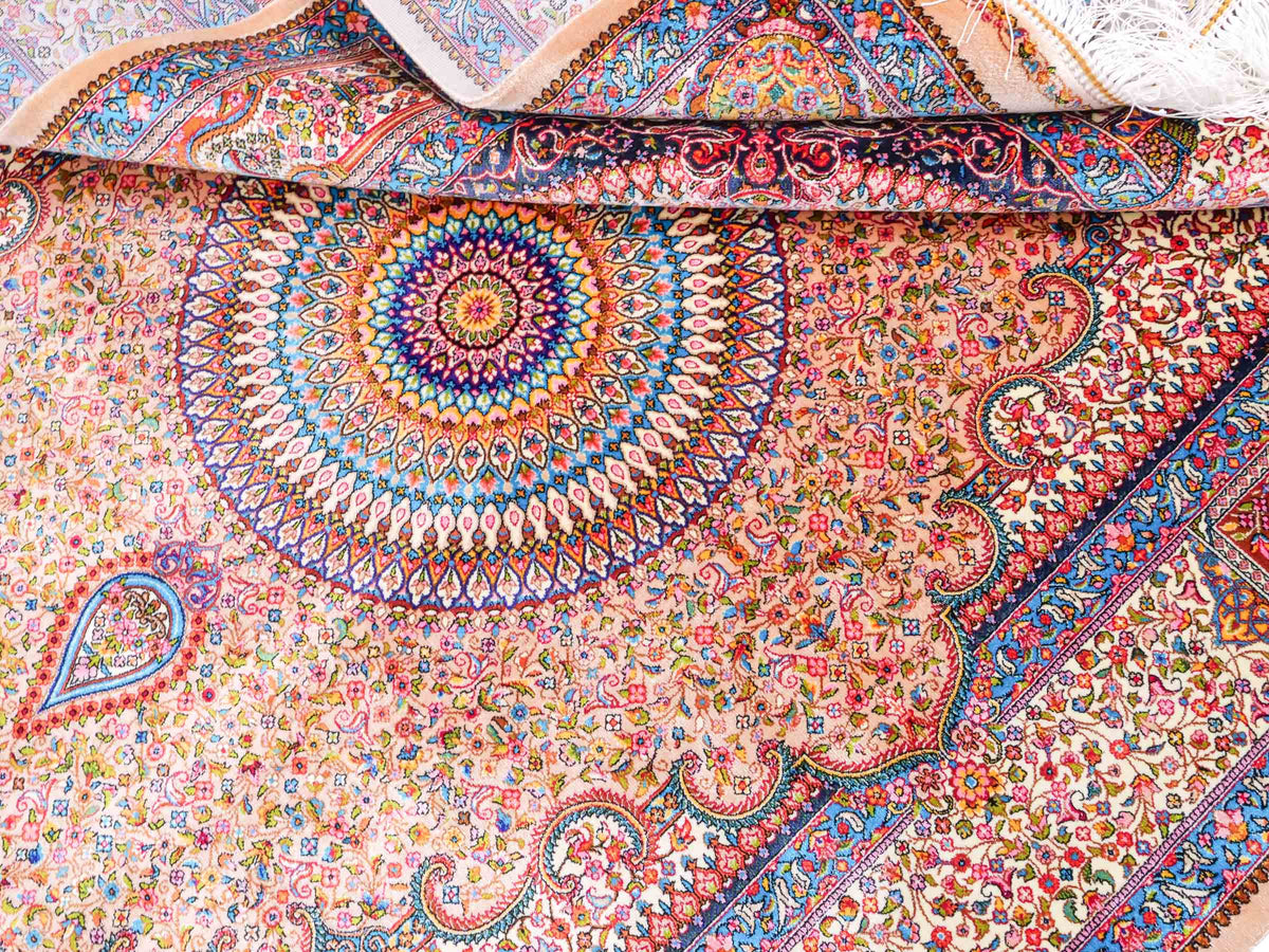 Ghom Maschinenteppich "Homay" 150 x 100 cm, mit Medaillon, aus pflanzlicher Seide (Viskose), Beige-Creme. Teppichnummer: V45BG150H. Persian Luxury Collection by Khademi. Made in Iran / Persia – Vertrieb durch JUPITER Intl.