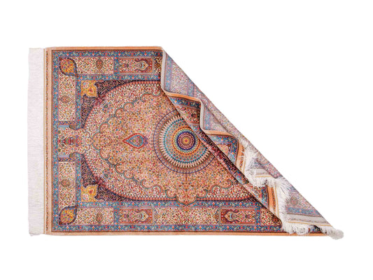 Ghom Maschinenteppich "Homay" 150 x 100 cm, mit Medaillon, aus pflanzlicher Seide (Viskose), Beige-Creme. Teppichnummer: V45BG150H. Persian Luxury Collection by Khademi. Made in Iran / Persia – Vertrieb durch JUPITER Intl.