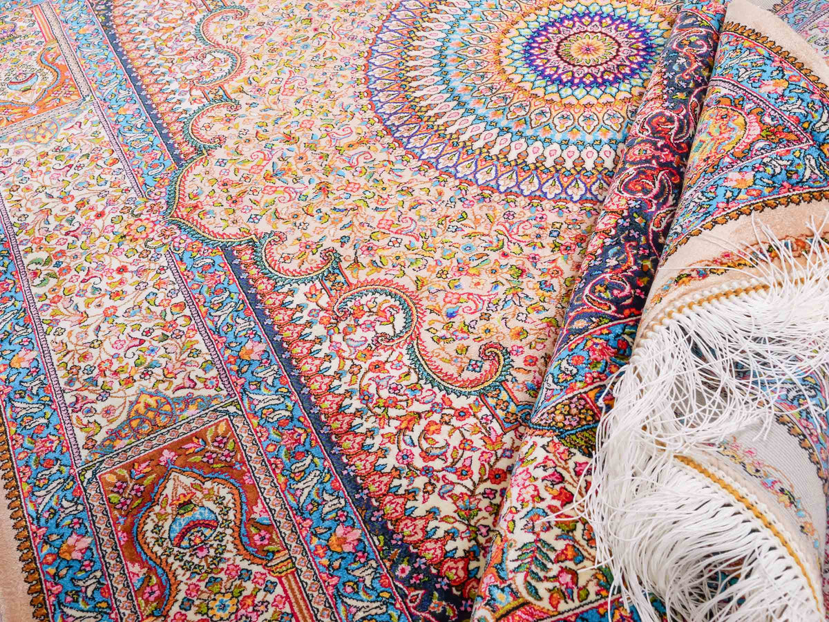 Ghom Maschinenteppich "Homay" 150 x 100 cm, mit Medaillon, aus pflanzlicher Seide (Viskose), Beige-Creme. Teppichnummer: V45BG150H. Persian Luxury Collection by Khademi. Made in Iran / Persia – Vertrieb durch JUPITER Intl.