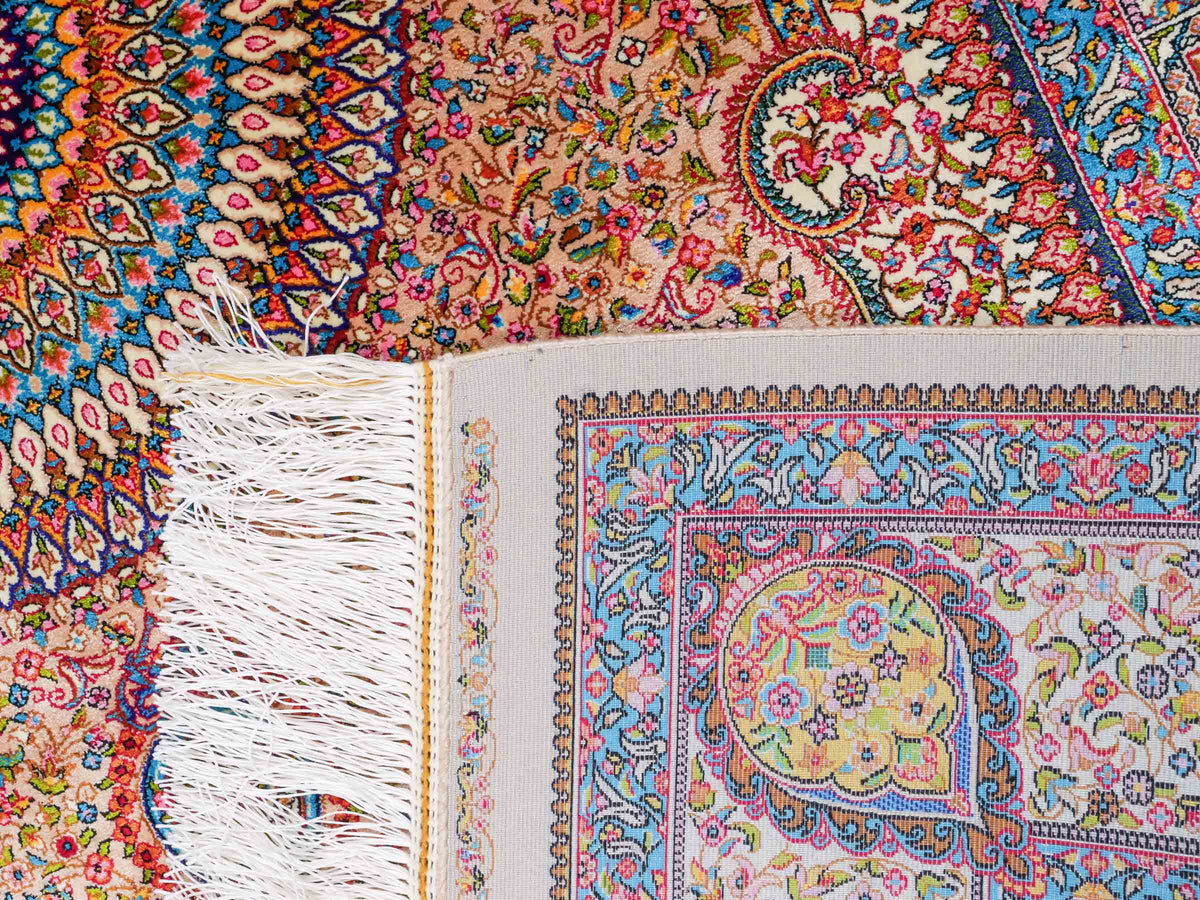 Ghom Maschinenteppich "Homay" 150 x 100 cm, mit Medaillon, aus pflanzlicher Seide (Viskose), Beige-Creme. Teppichnummer: V45BG150H. Persian Luxury Collection by Khademi. Made in Iran / Persia – Vertrieb durch JUPITER Intl.