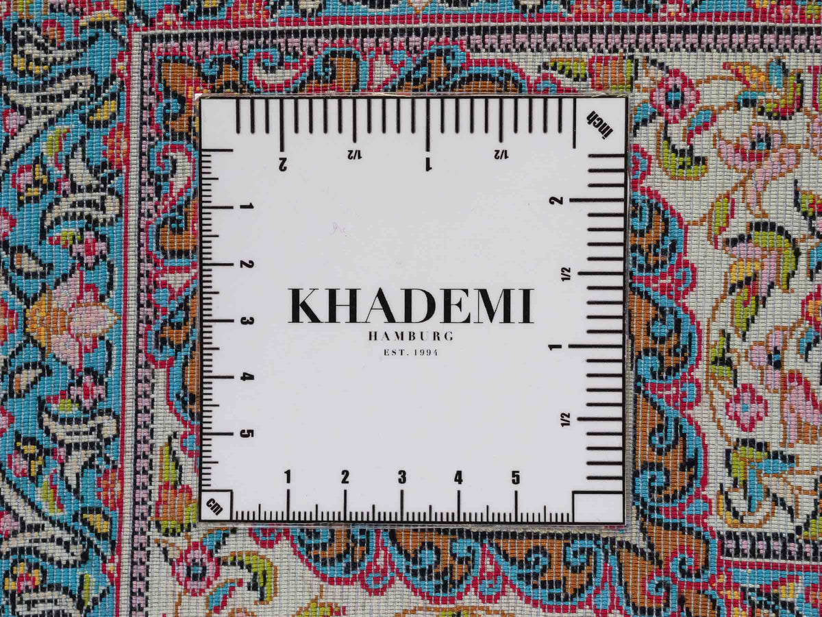 Ghom Maschinenteppich "Homay" 150 x 100 cm, mit Medaillon, aus pflanzlicher Seide (Viskose), Beige-Creme. Teppichnummer: V45BG150H. Persian Luxury Collection by Khademi. Made in Iran / Persia – Vertrieb durch JUPITER Intl.