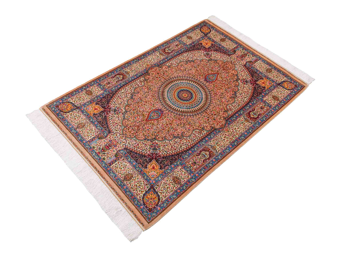 Ghom Maschinenteppich "Homay" 150 x 100 cm, mit Medaillon, aus pflanzlicher Seide (Viskose), Beige-Creme. Teppichnummer: V45BG150H. Persian Luxury Collection by Khademi. Made in Iran / Persia – Vertrieb durch JUPITER Intl.