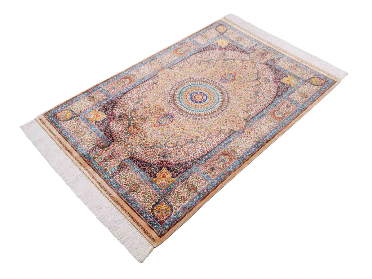 Ghom Maschinenteppich "Homay" 150 x 100 cm, mit Medaillon, aus pflanzlicher Seide (Viskose), Beige-Creme. Teppichnummer: V45BG150H. Persian Luxury Collection by Khademi. Made in Iran / Persia – Vertrieb durch JUPITER Intl.