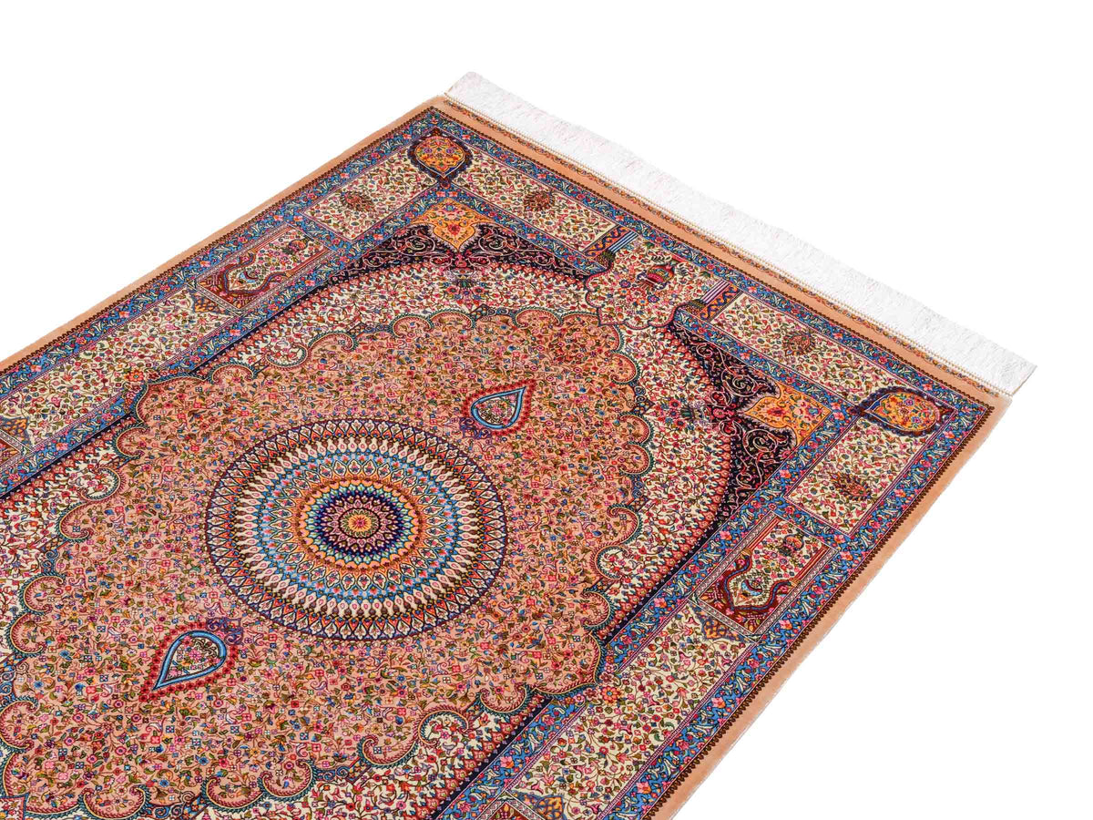 Ghom Maschinenteppich "Homay" 150 x 100 cm, mit Medaillon, aus pflanzlicher Seide (Viskose), Beige-Creme. Teppichnummer: V45BG150H. Persian Luxury Collection by Khademi. Made in Iran / Persia – Vertrieb durch JUPITER Intl.