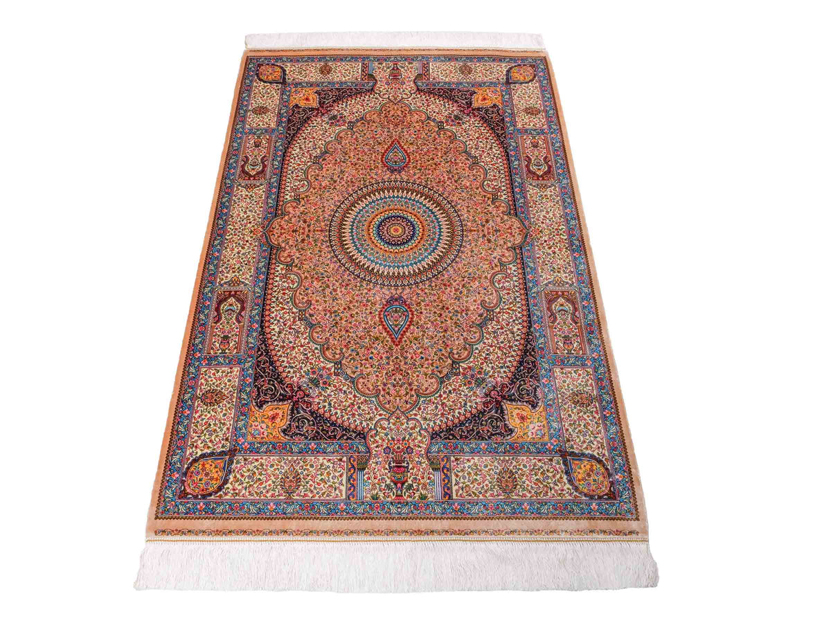 Ghom Maschinenteppich "Homay" 150 x 100 cm, mit Medaillon, aus pflanzlicher Seide (Viskose), Beige-Creme. Teppichnummer: V45BG150H. Persian Luxury Collection by Khademi. Made in Iran / Persia – Vertrieb durch JUPITER Intl.