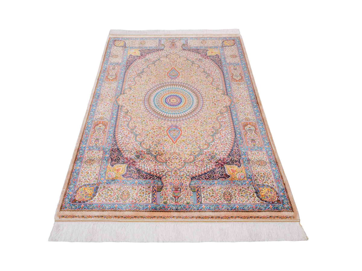Ghom Maschinenteppich "Homay" 150 x 100 cm, mit Medaillon, aus pflanzlicher Seide (Viskose), Beige-Creme. Teppichnummer: V45BG150H. Persian Luxury Collection by Khademi. Made in Iran / Persia – Vertrieb durch JUPITER Intl.